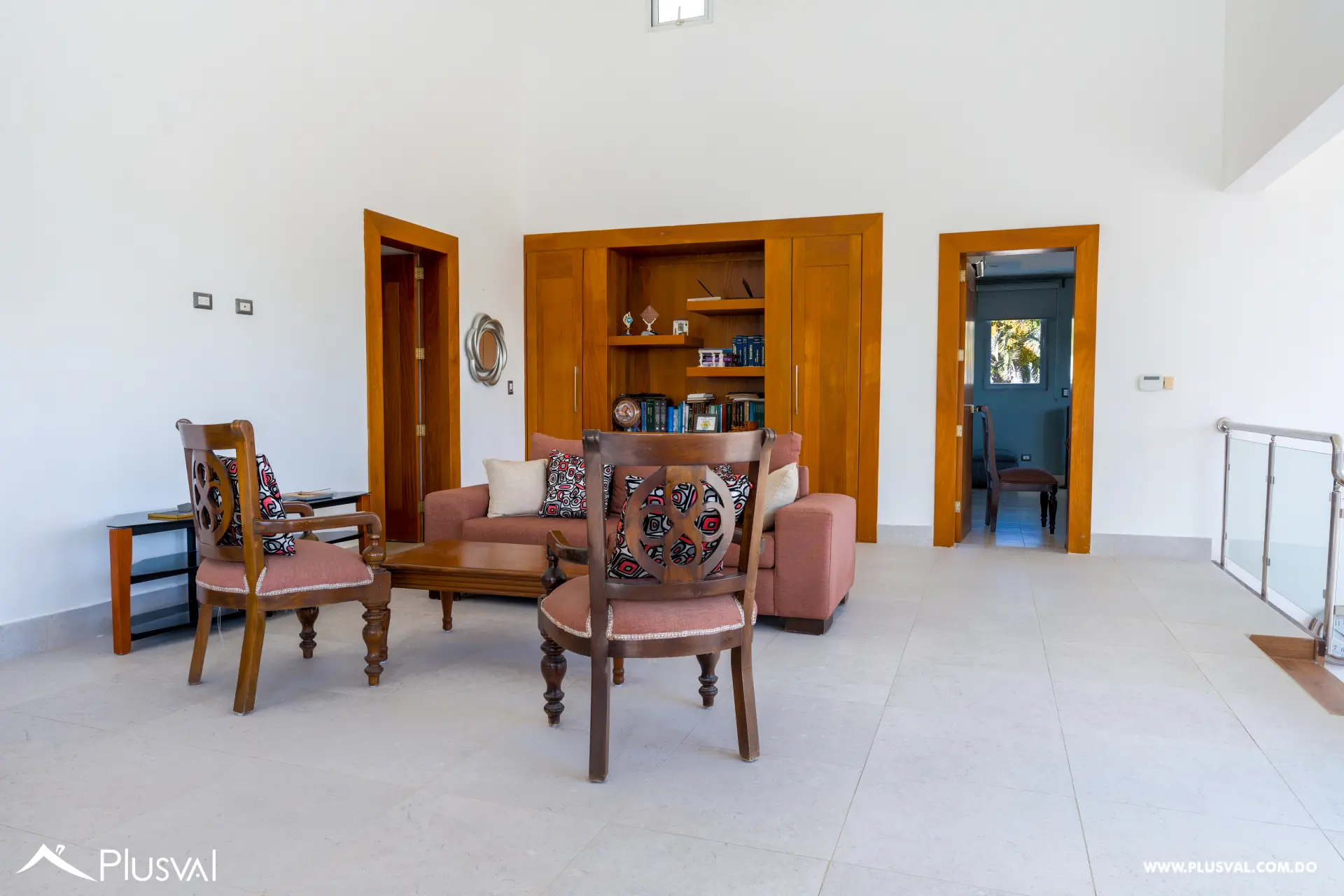 Exclusiva Casa de Dos Niveles en Venta con Piscina y Patio 522155