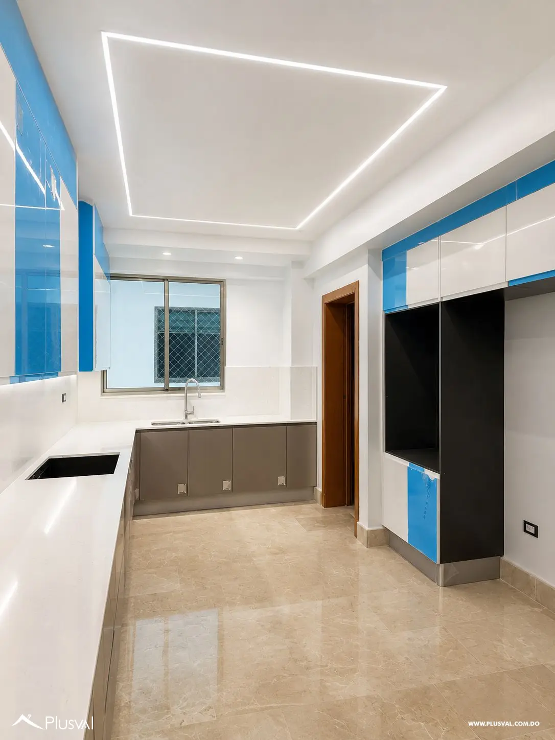Apartamento en venta de 3 habitaciones, 3 parqueos y estudio y family en Los Cacicazgos 507982