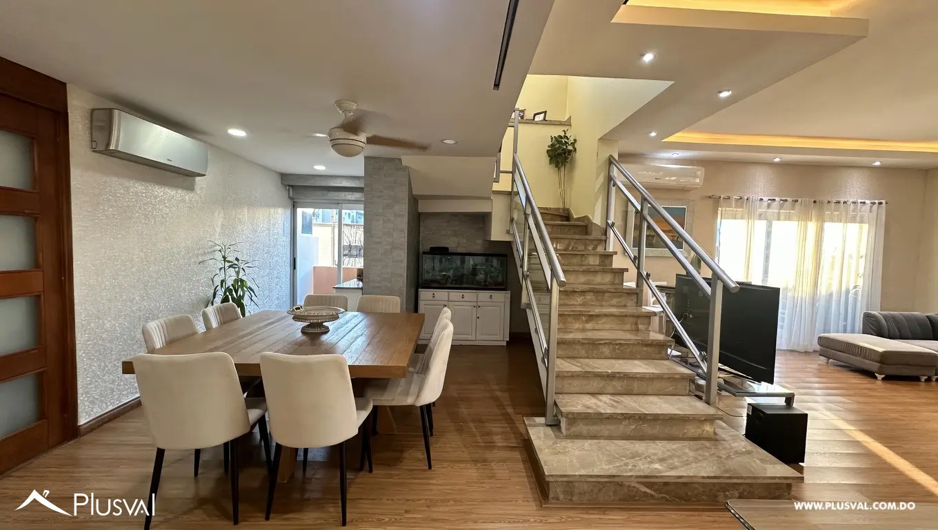 Apartamento dos niveles en Evaristo Morales 493336