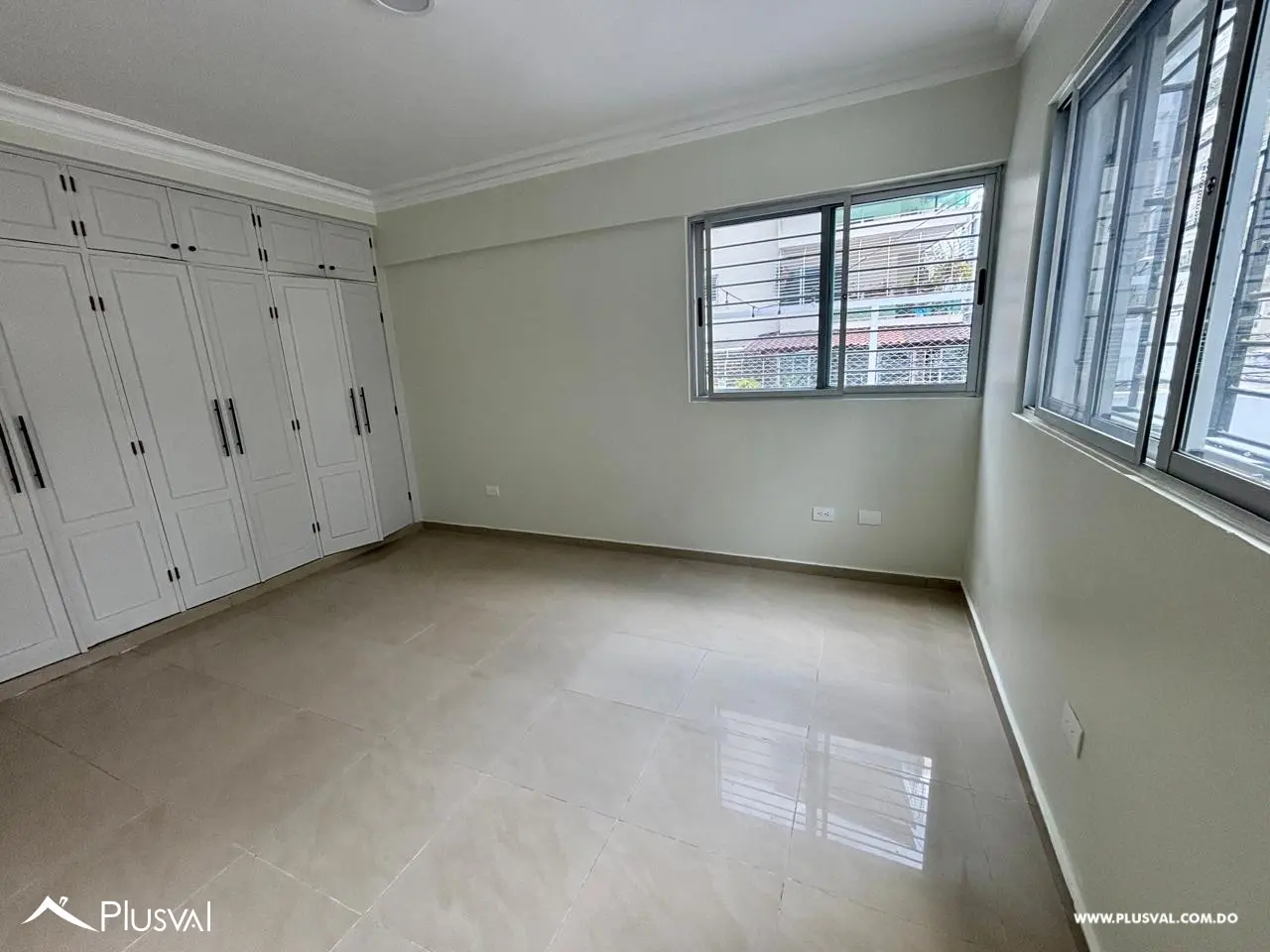 Amplio apartamento con terraza en venta en Evaristo Morales 517770