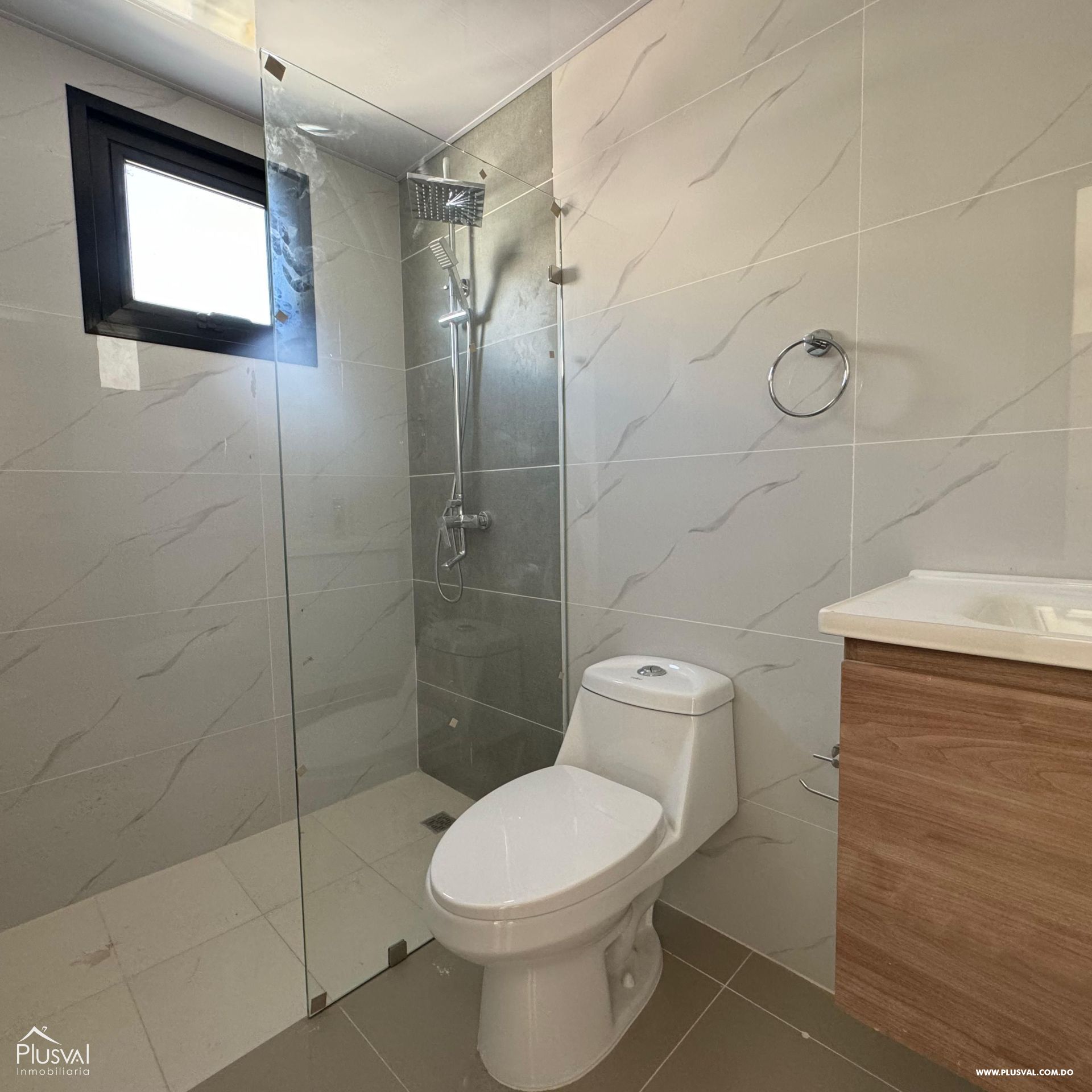 Apartamento próximo a la Carretera Duarte con terraza en el quinto nivel, jacuzzi y habitación adicional 406785