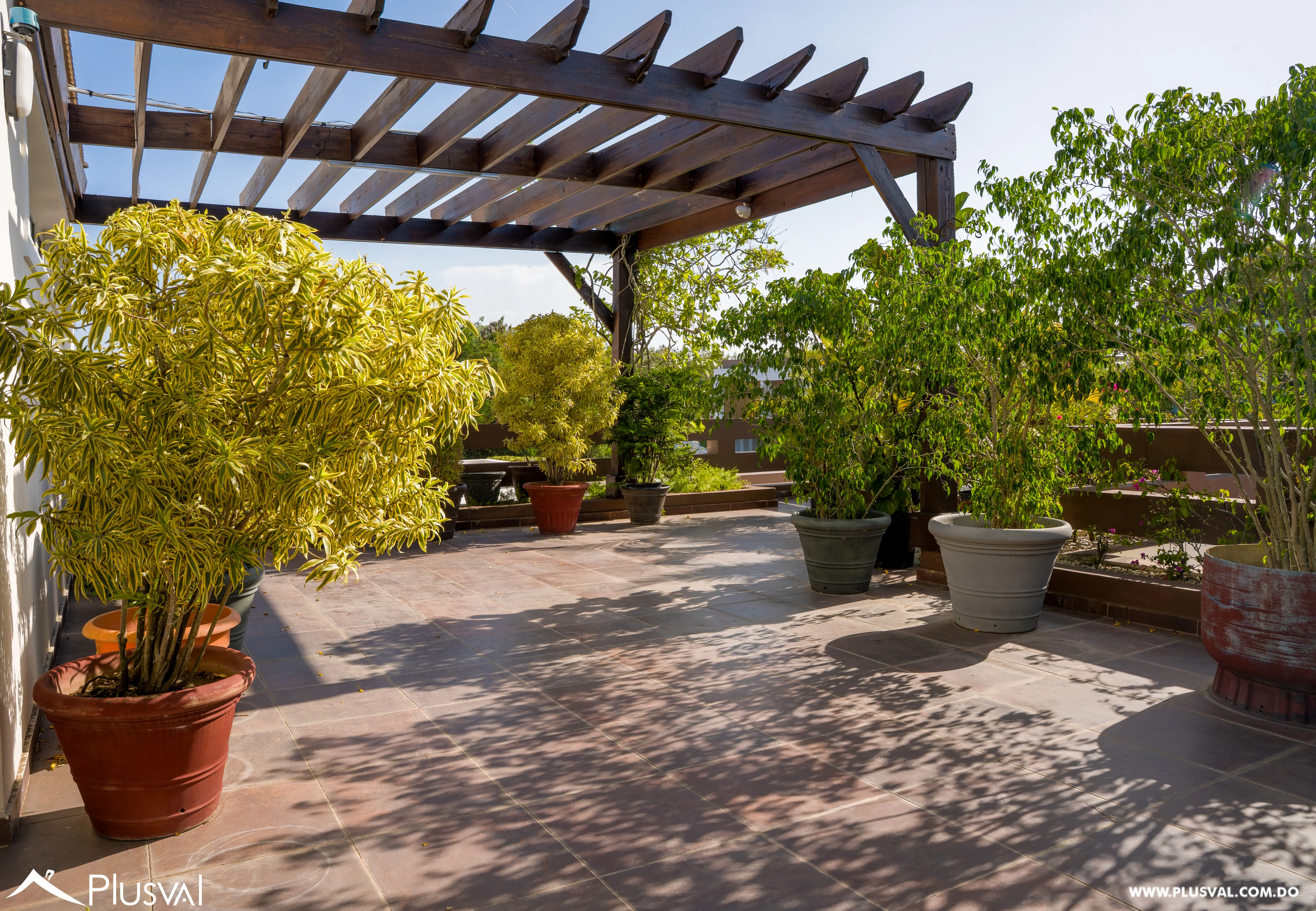 Exclusiva Casa de Dos Niveles en Venta con Piscina y Patio 522163