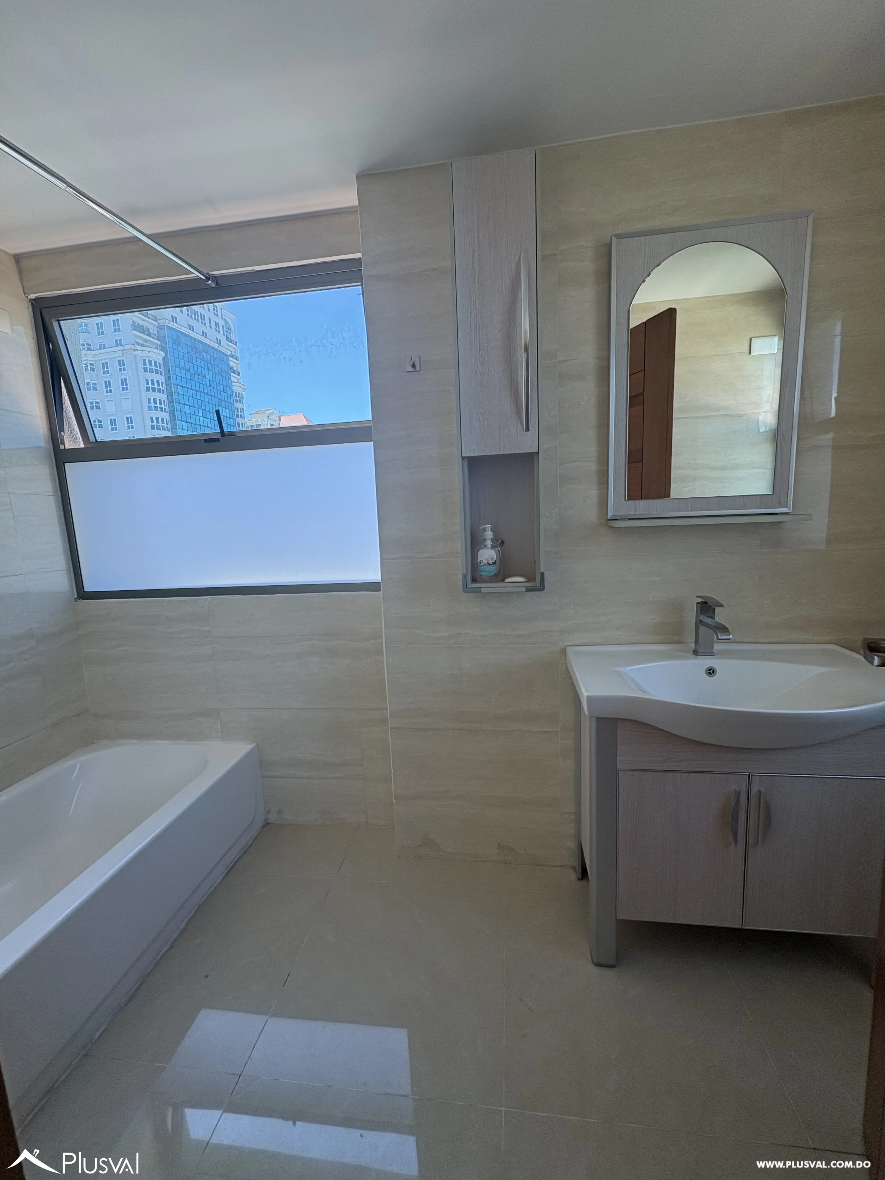 Apartamento en alquiler con 2 habitaciones y 2.5 baños, en El Vergel. 489230