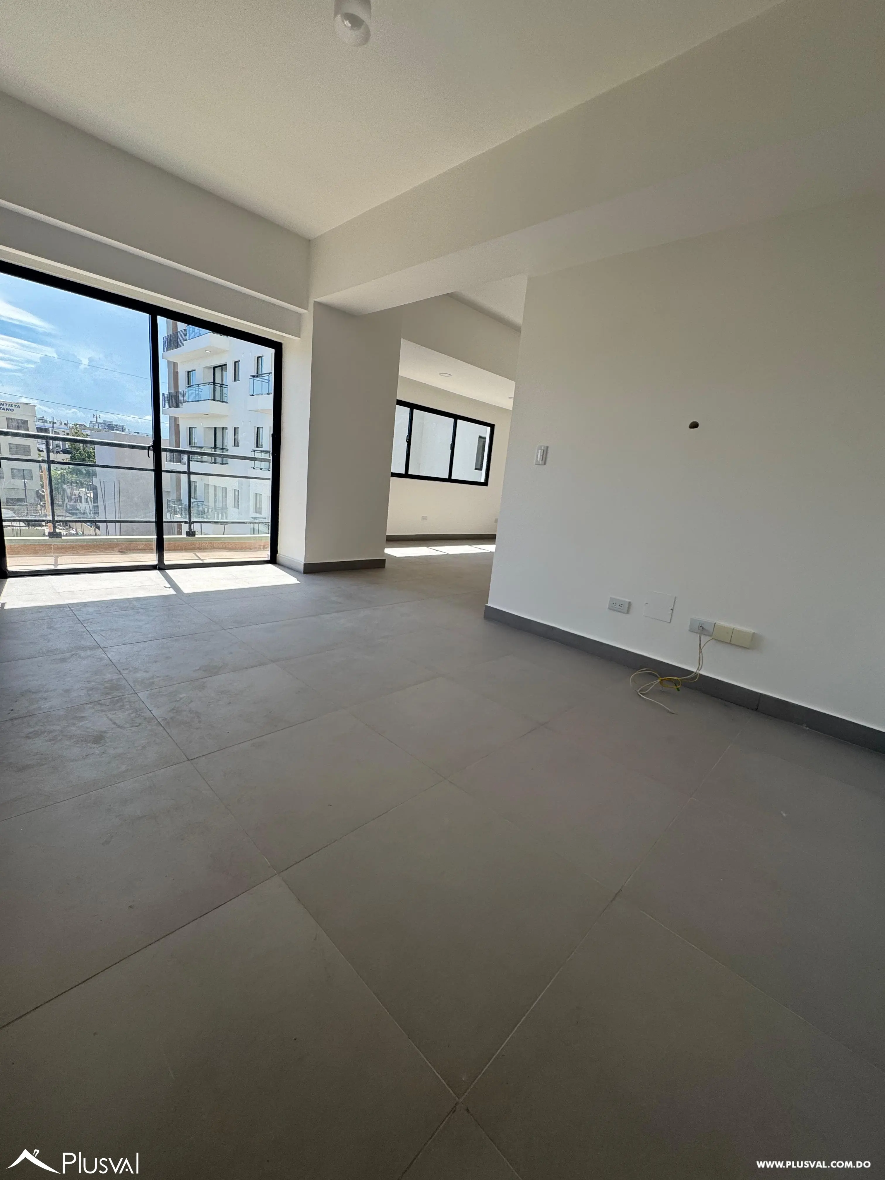 Alquiler de comodo apartamento en torre moderna de Evaristo Morales 458277