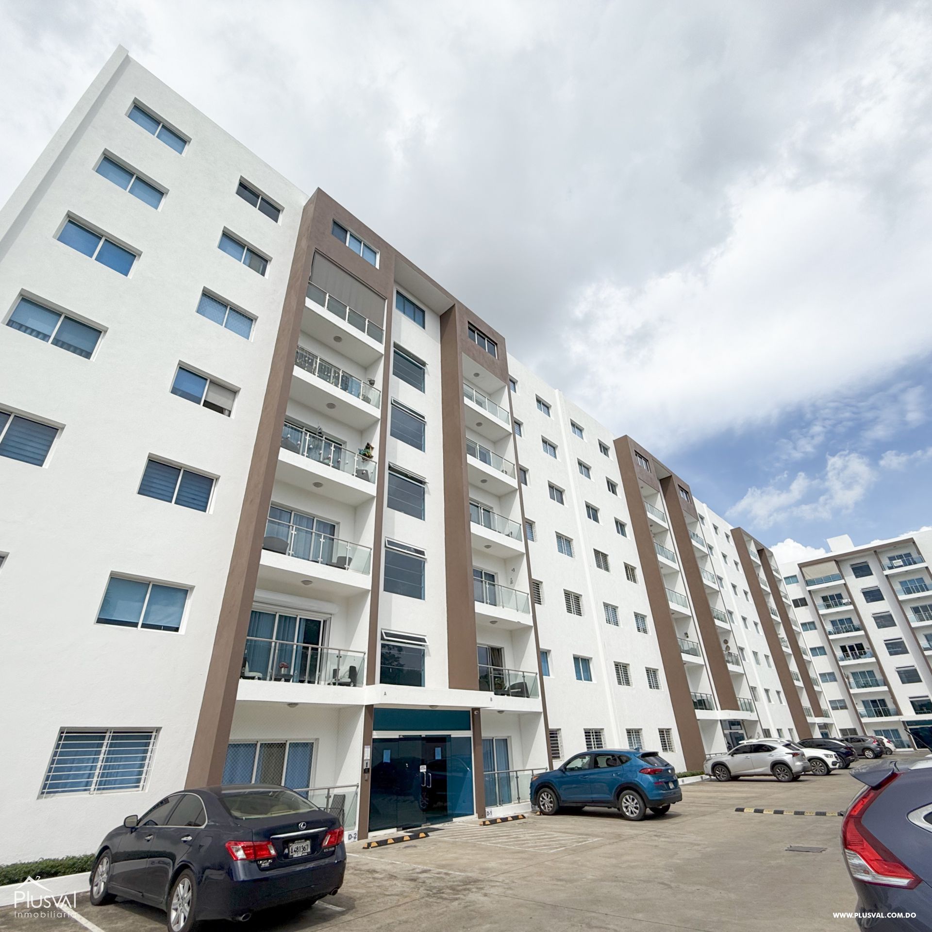 Venta de apartamento en Exclusiva Área de Santiago con parqueos techados. 397818