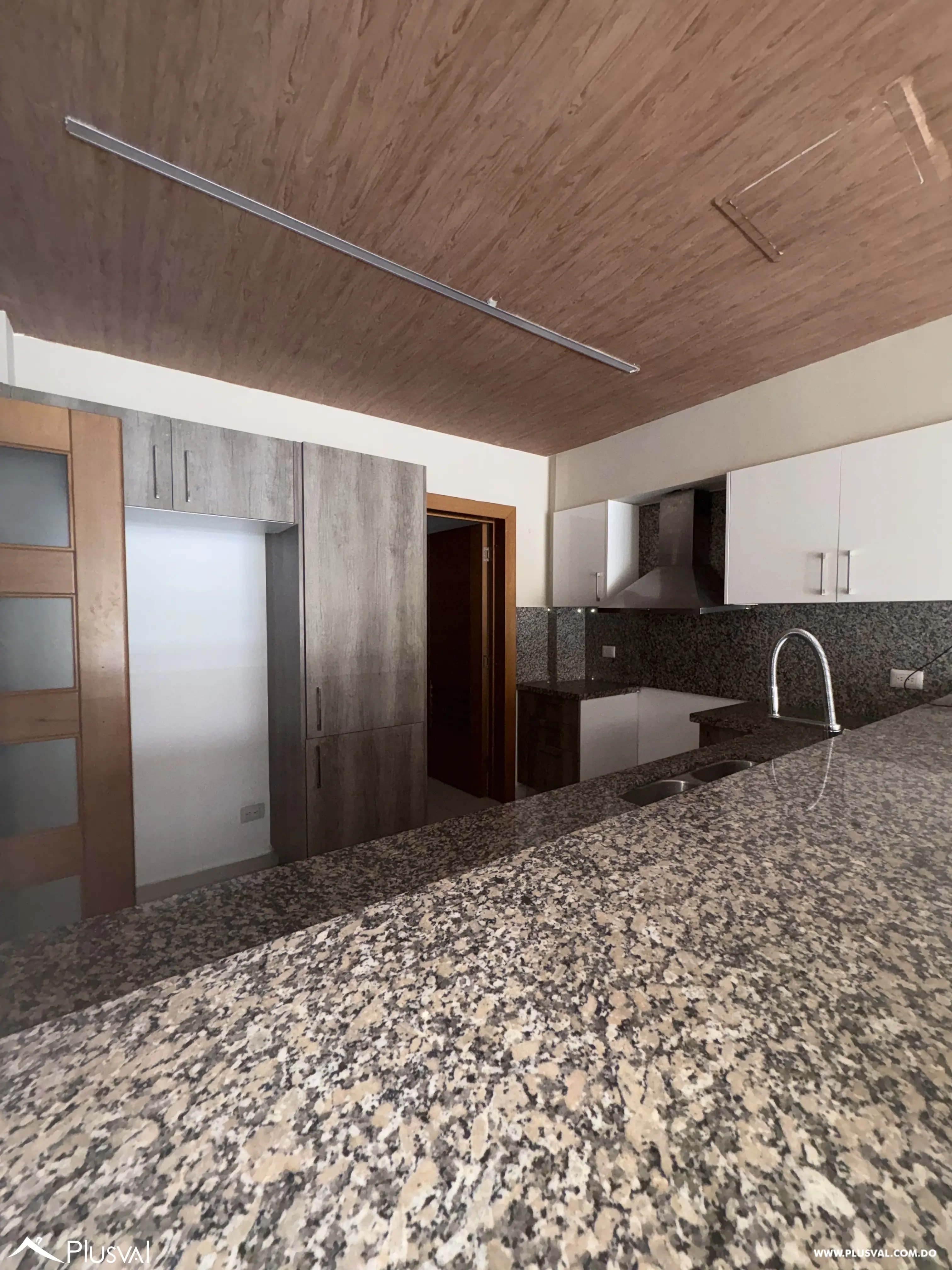 Exclusivo apartamento en venta en Evaristo Morales con dos parqueos 472343