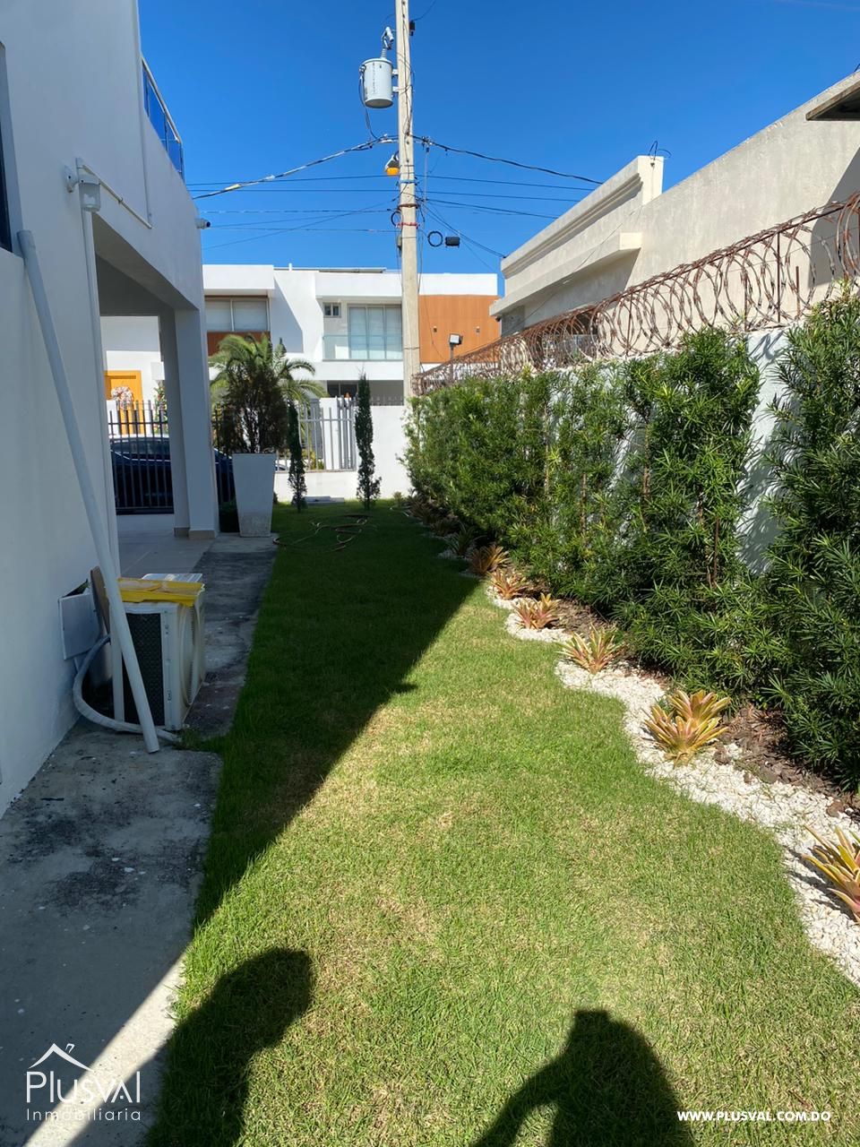 Casa Moderna de Dos Niveles en Complejo Cerrado con Diseño Funcional y Patio 483966