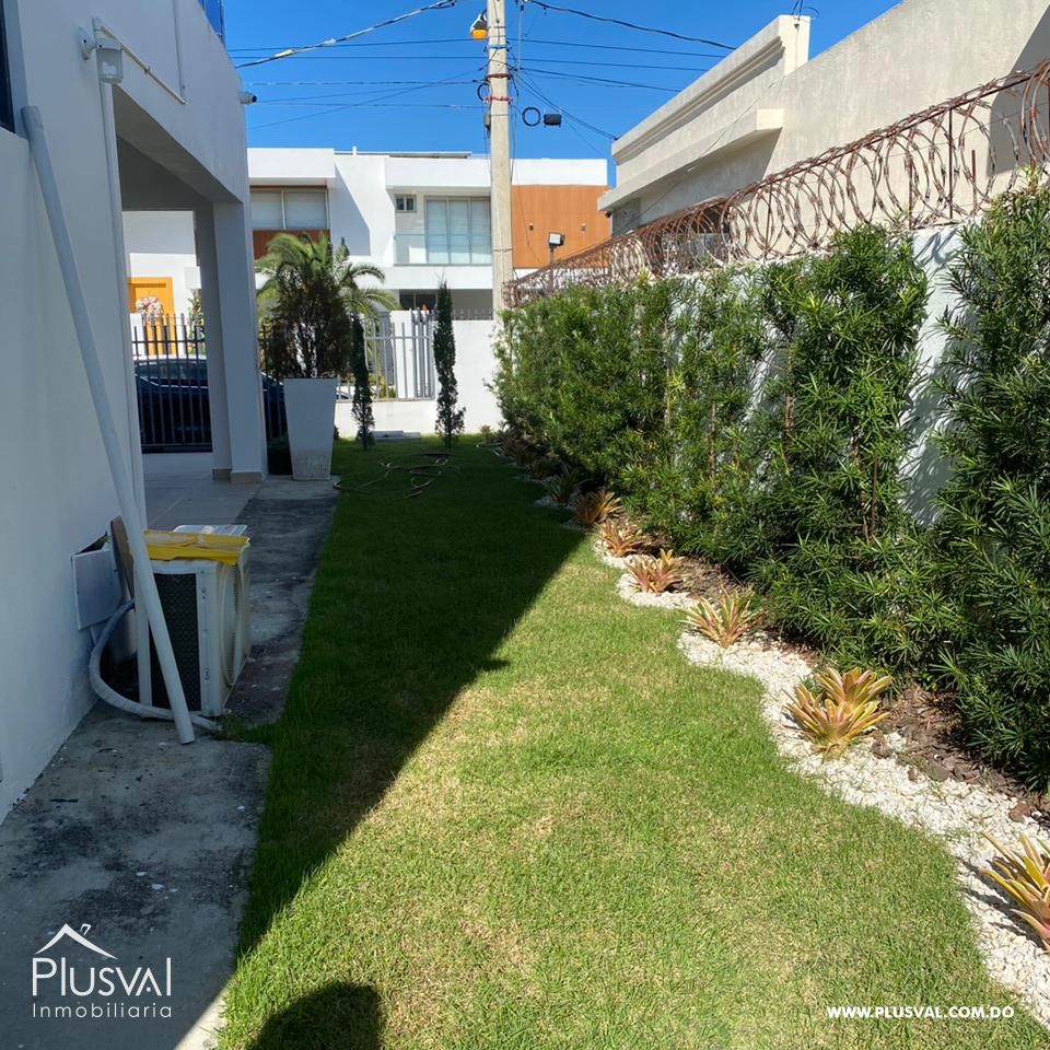 Casa Moderna de Dos Niveles en Complejo Cerrado con Diseño Funcional y Patio 483966