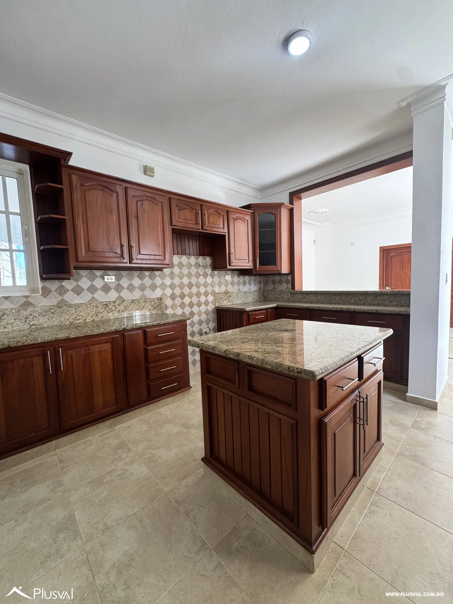Casa de Dos Niveles en Alquiler en Exclusivo Complejo Habitacional Privado 528697