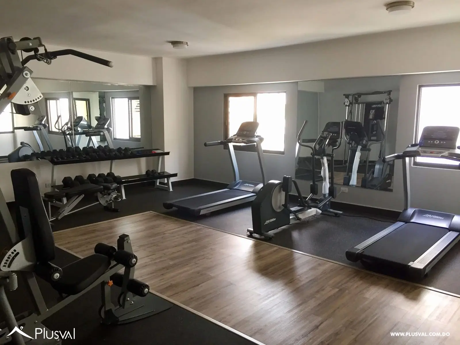 Apartamento en torre de 75 m² con 1 habitación, 2 baños y línea blanca. 512879