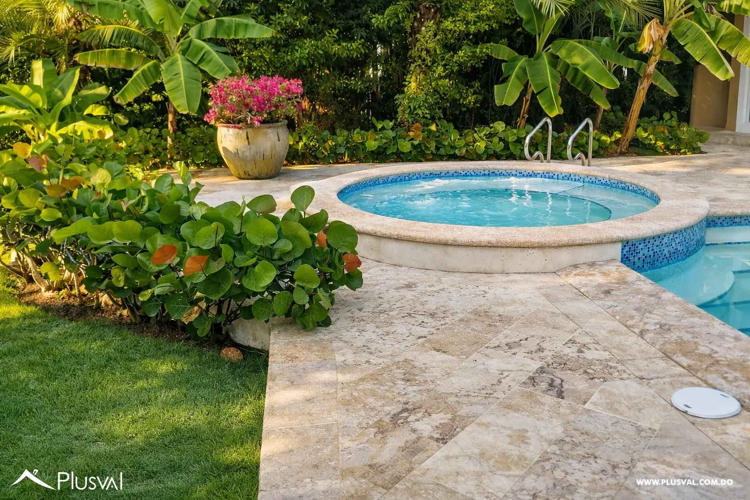 Villa en venta en metro Country Club con piscina privada y vista al campo de golf 490342