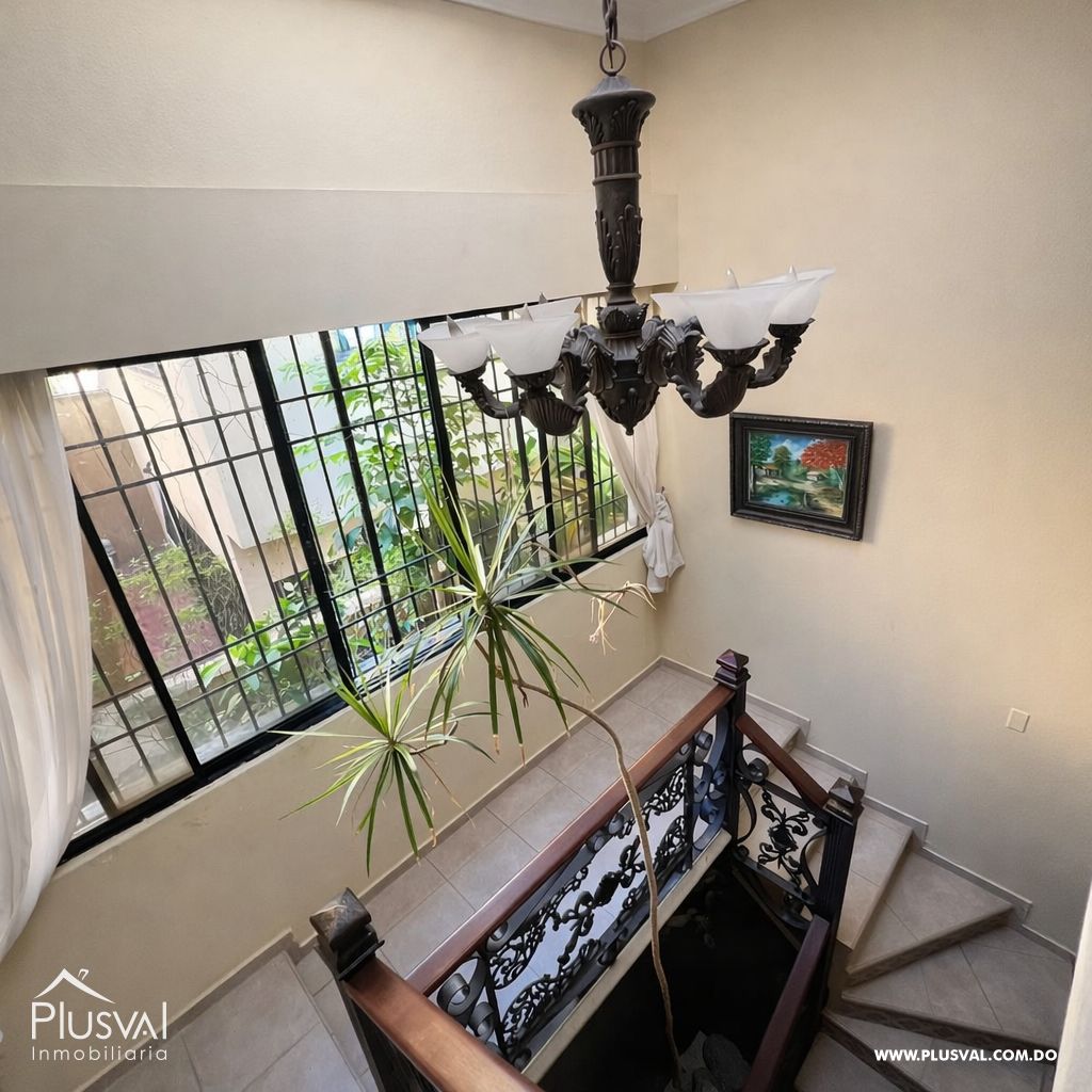 Casa moderna de 3 niveles con terraza y jacuzzi 487524