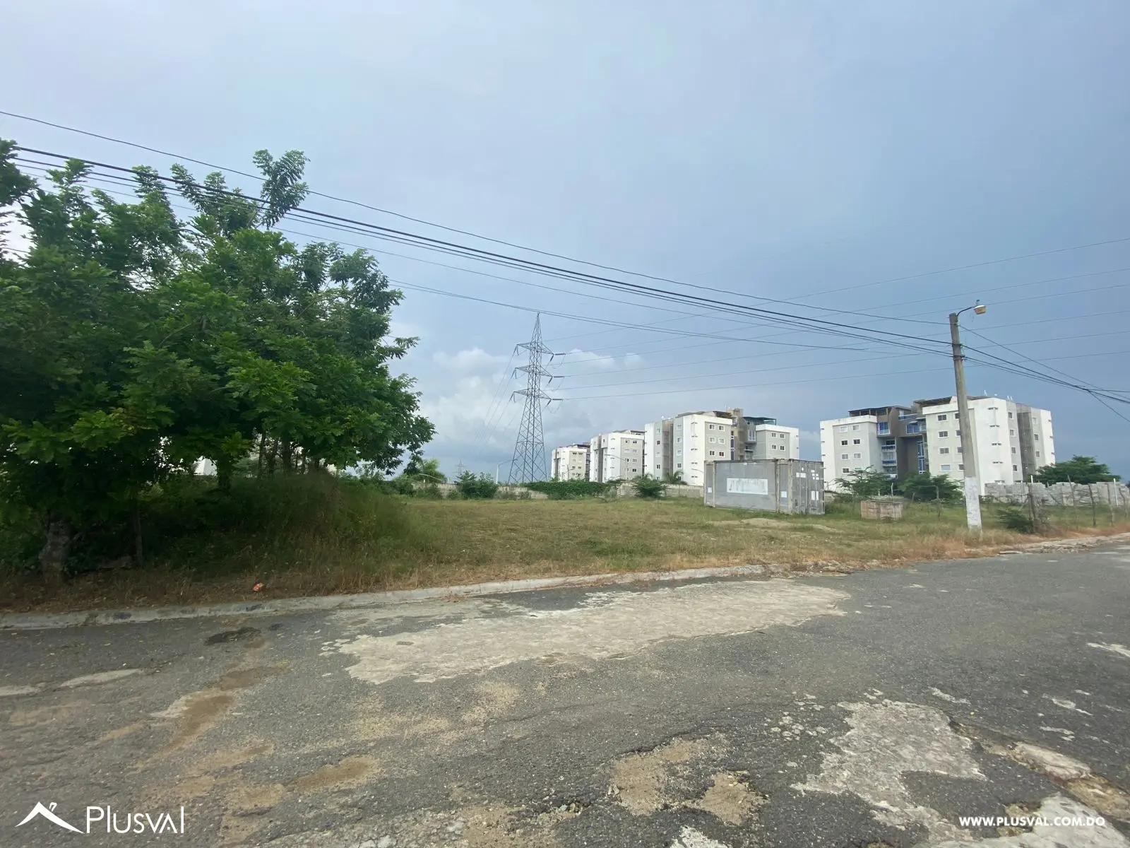 Venta de solar de 300 MT2 en urbanización cerrada 467425