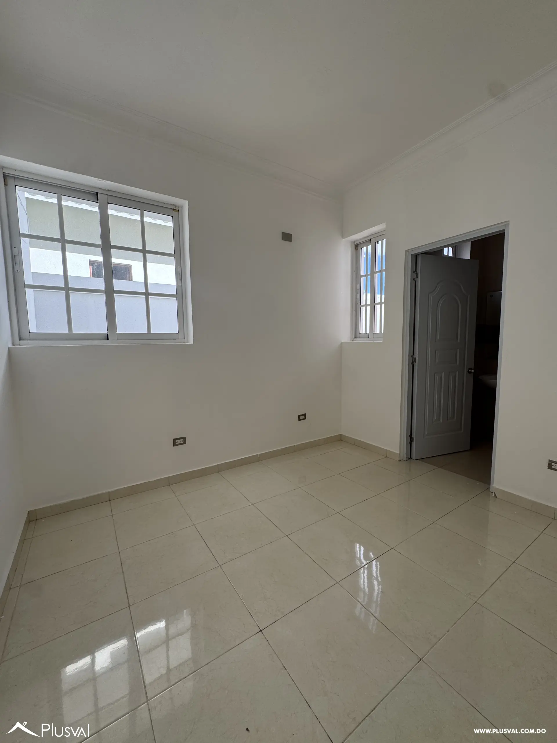 Casa de Dos Niveles en Alquiler en Exclusivo Complejo Habitacional Privado 528698