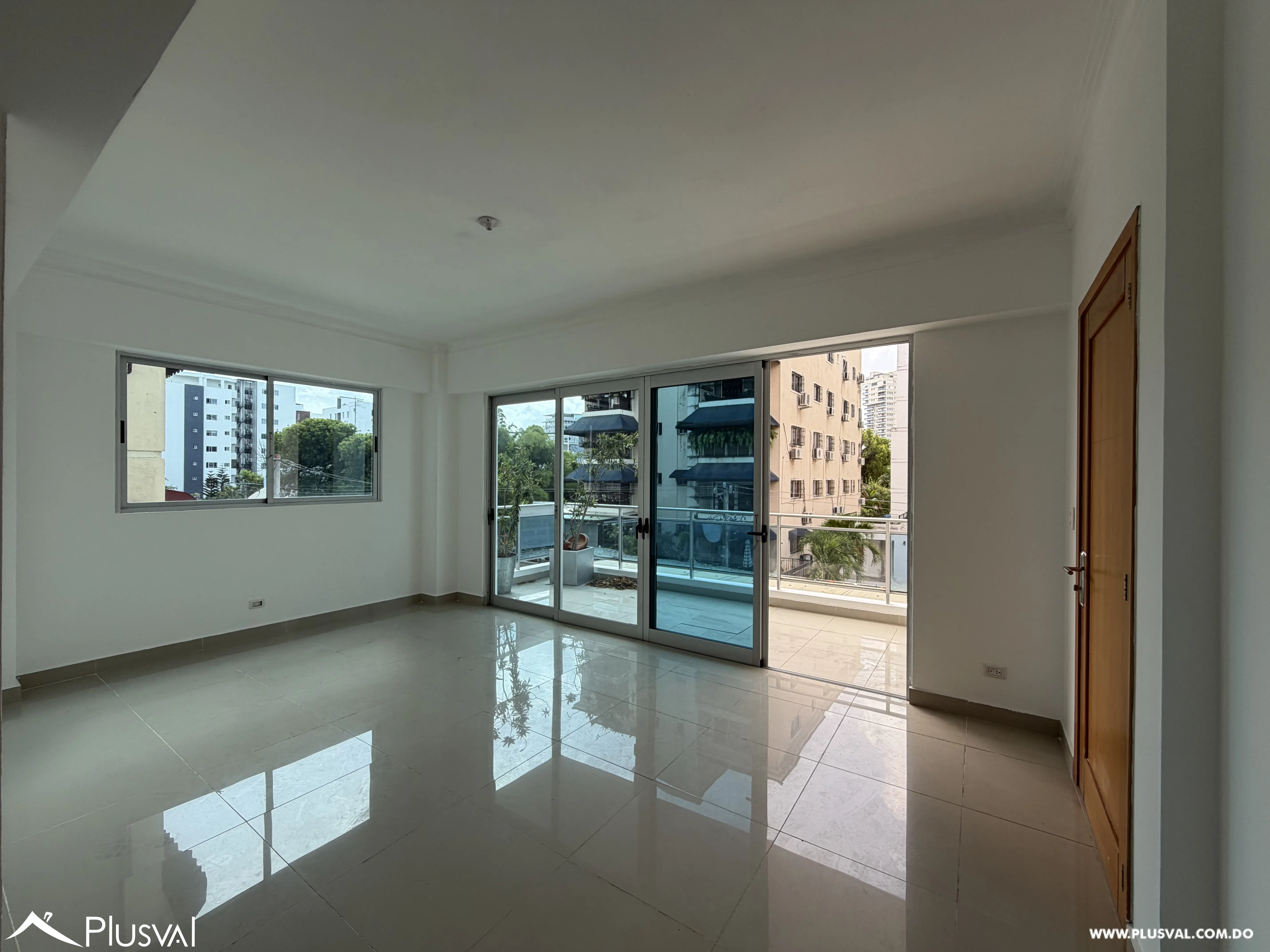 Se vende amplio apartamento con balcon tipo terraza 513010