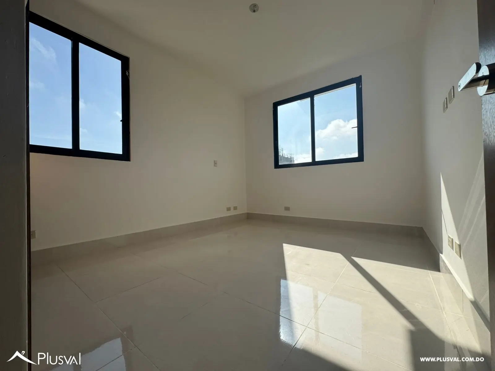 Apartmento en piso alto con espectacular vista panorámica desde sala y habitación en la Urb. Thomen. 462815
