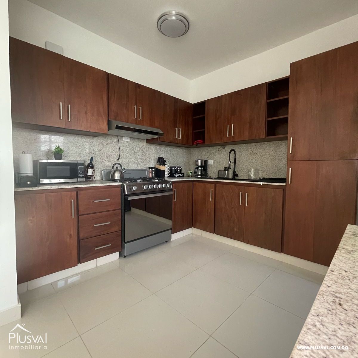 Apartamento amueblado en cuarto piso, con 76.18 m2 en terraza de techo 424384