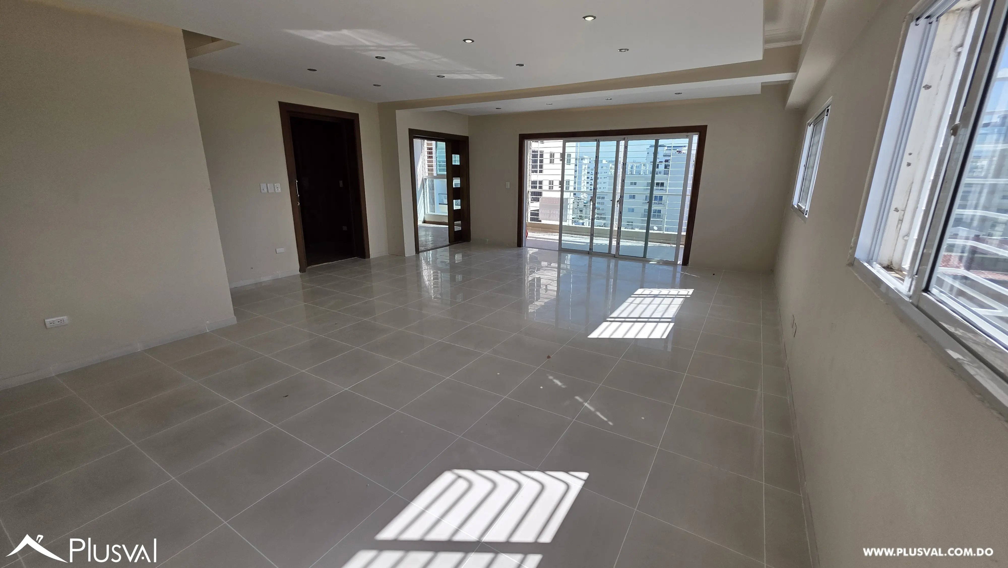 Amplio apartamento en alquiler en Evaristo Morales 536924