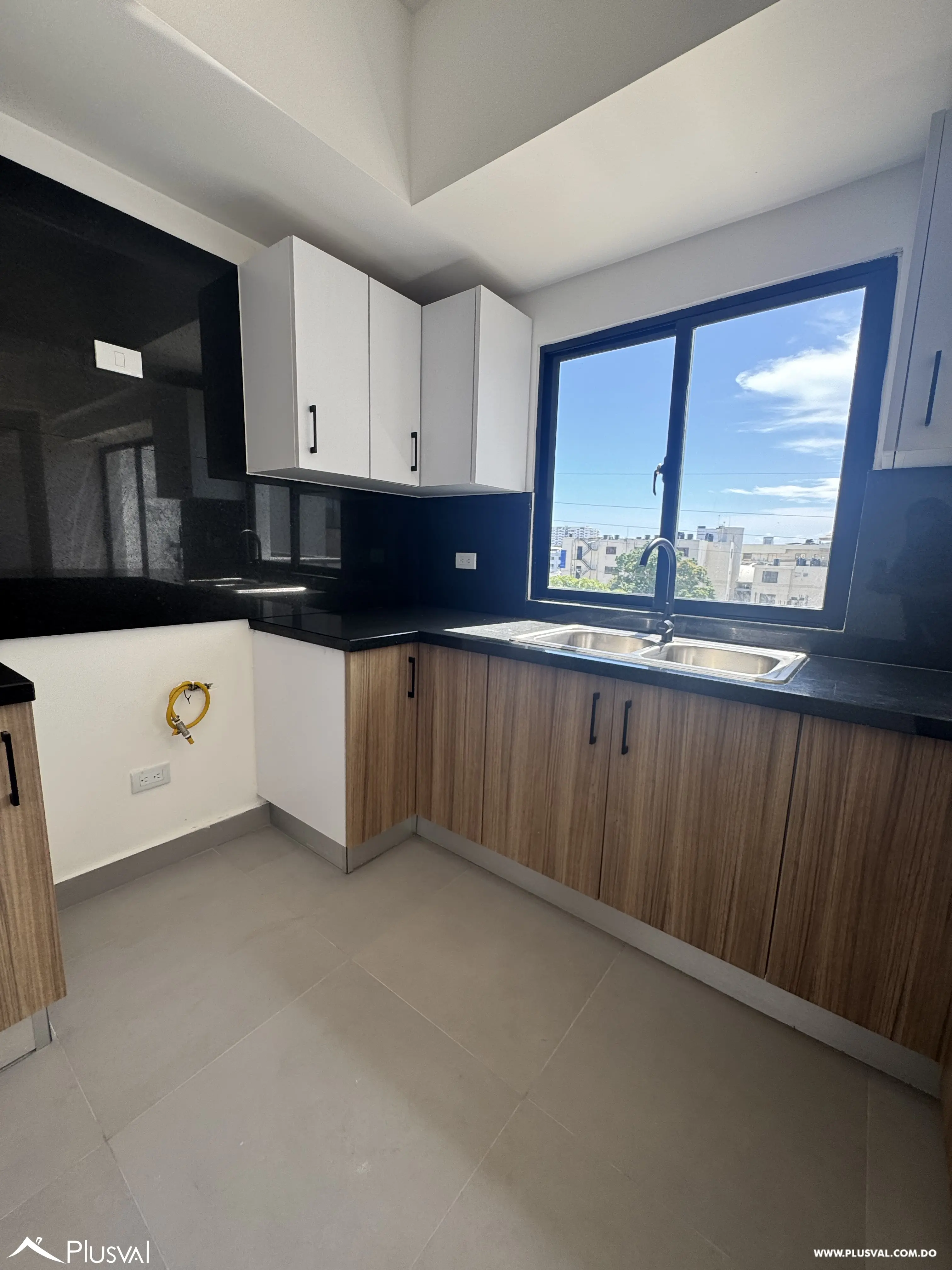 Alquiler de comodo apartamento en torre moderna de Evaristo Morales 457912
