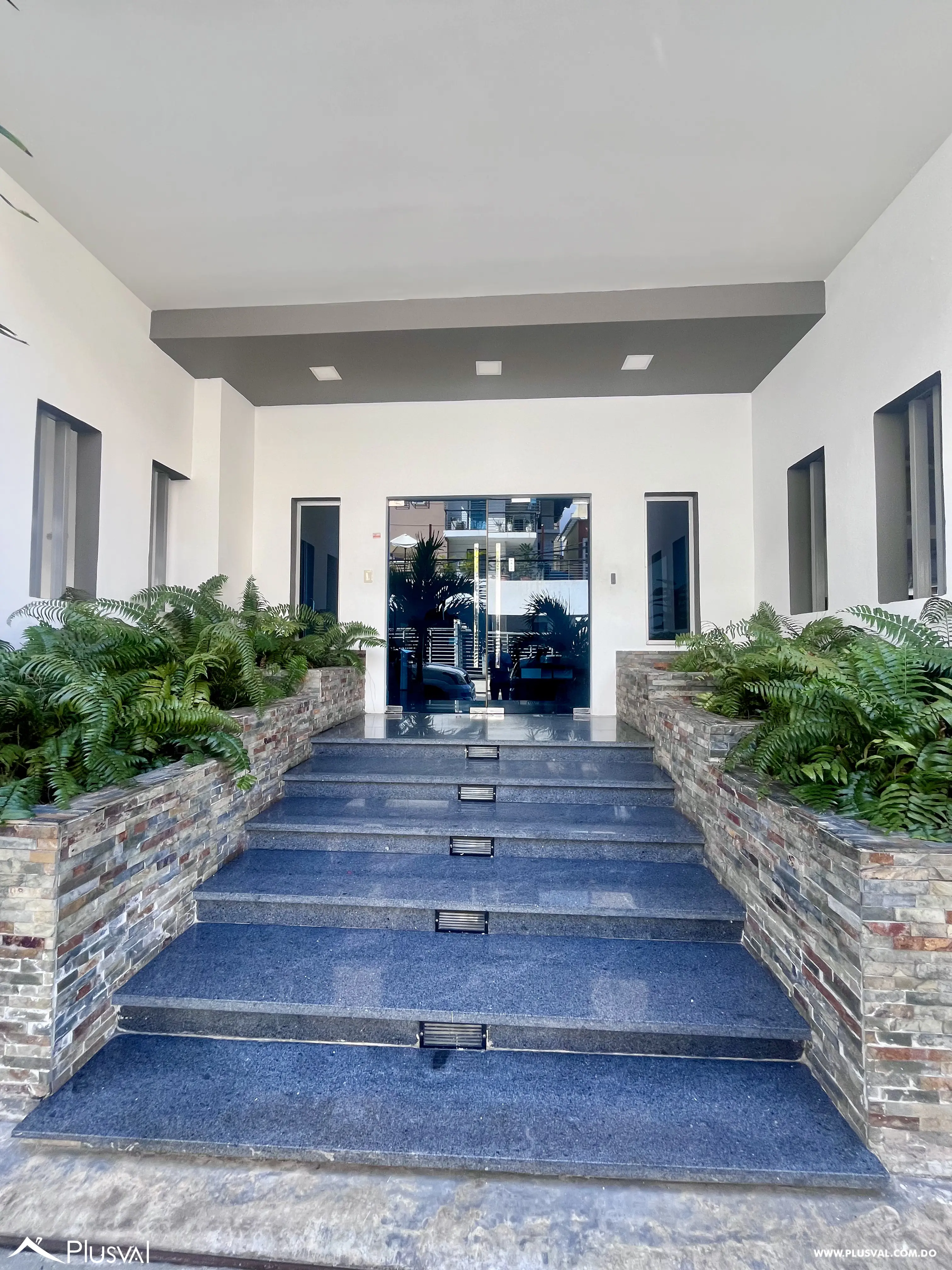 Amplio y moderno  apartamento en venta de  3 habitaciones en el millón 493695