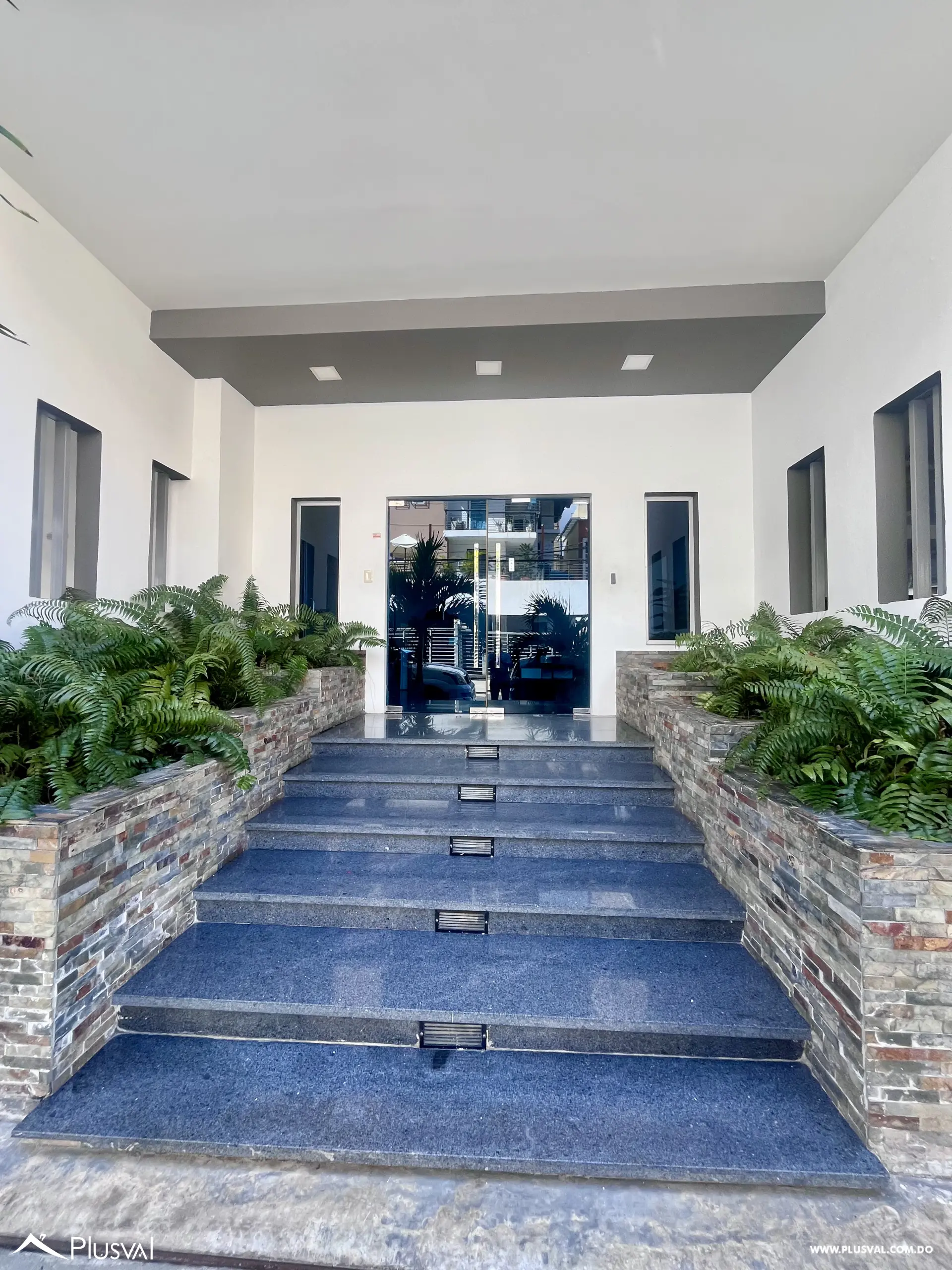 Amplio y moderno  apartamento en venta de  3 habitaciones en el millón 493695