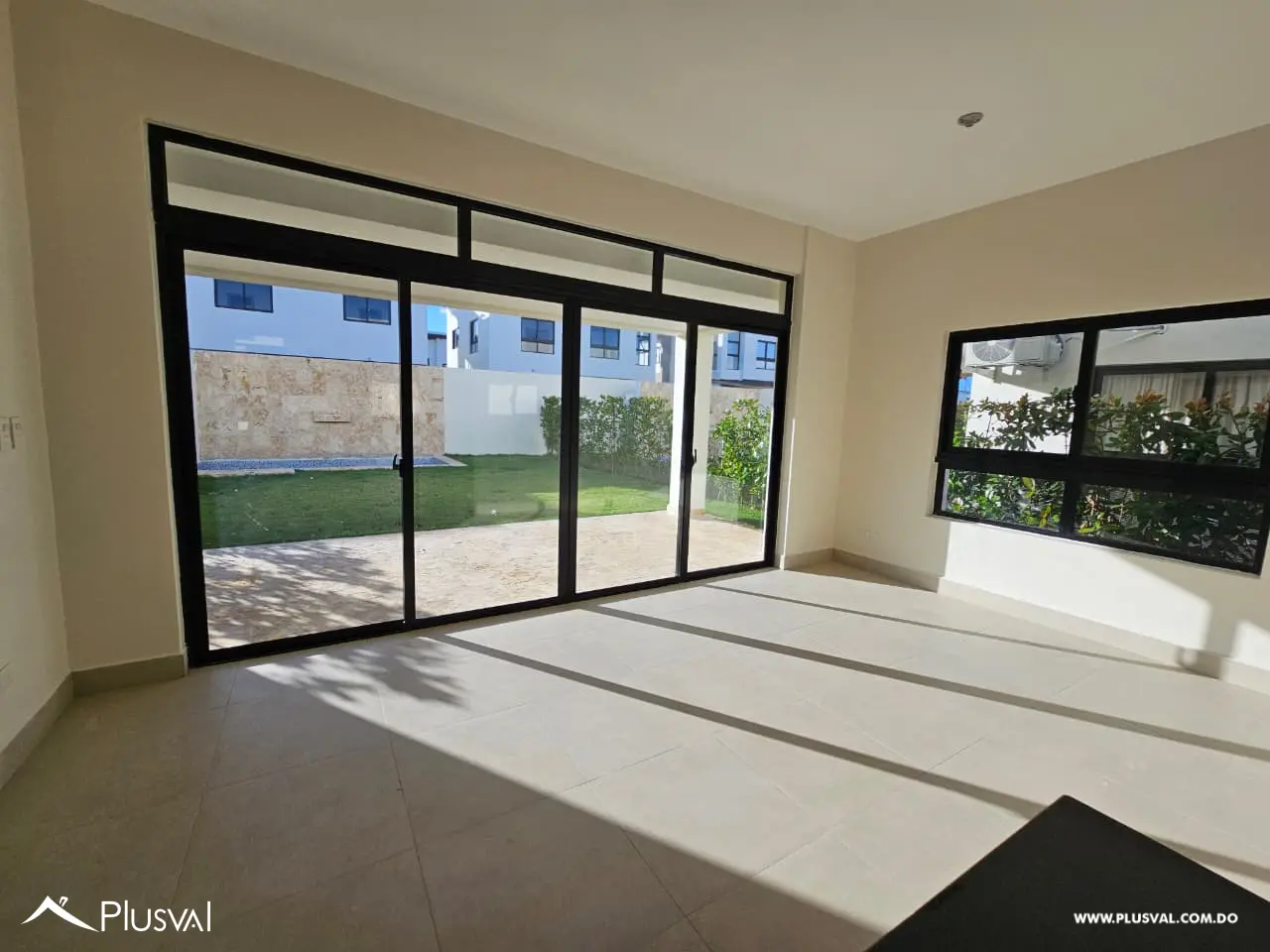 Casa en renta con piscina, terraza y jardín privado, amplios espacios y concepto abierto 477947