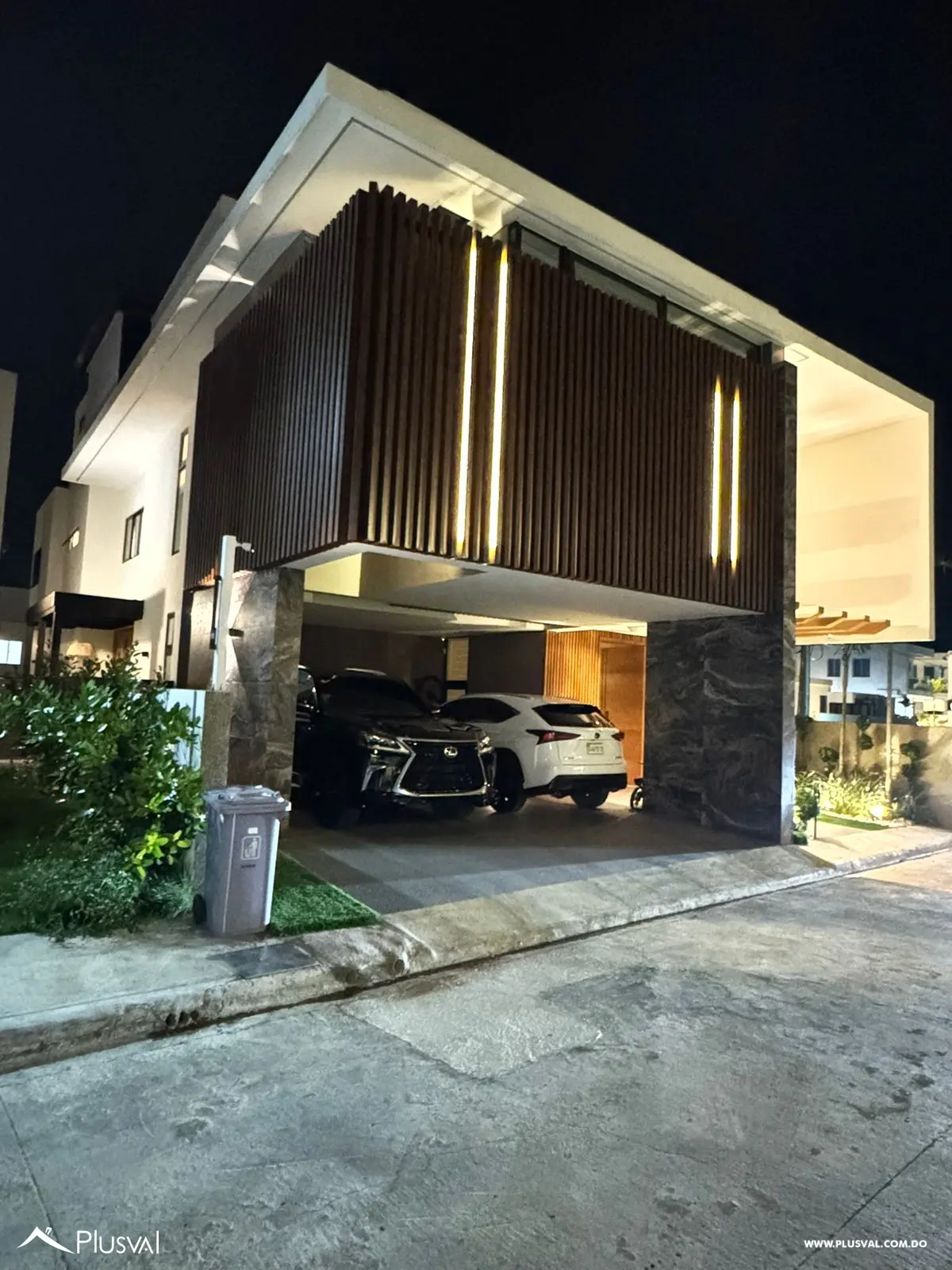Lujosa Casa en Venta de Tres Niveles en Llanos de Gurabo 518396