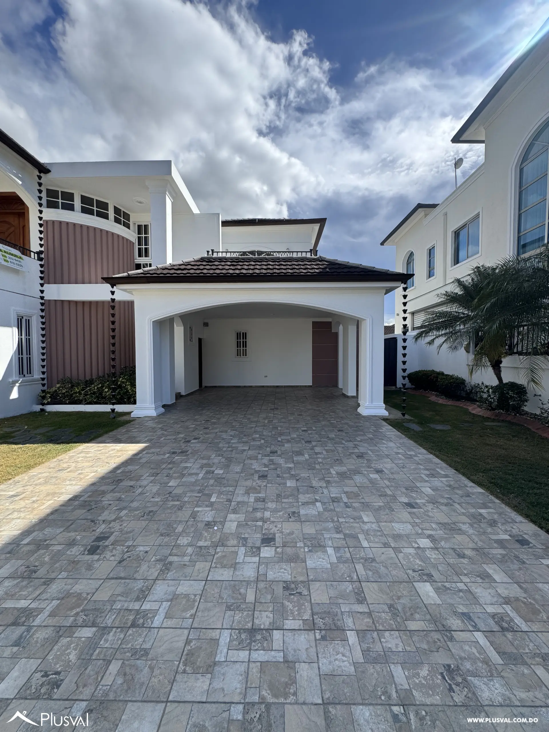 Casa de Dos Niveles en Alquiler en Exclusivo Complejo Habitacional Privado 528675