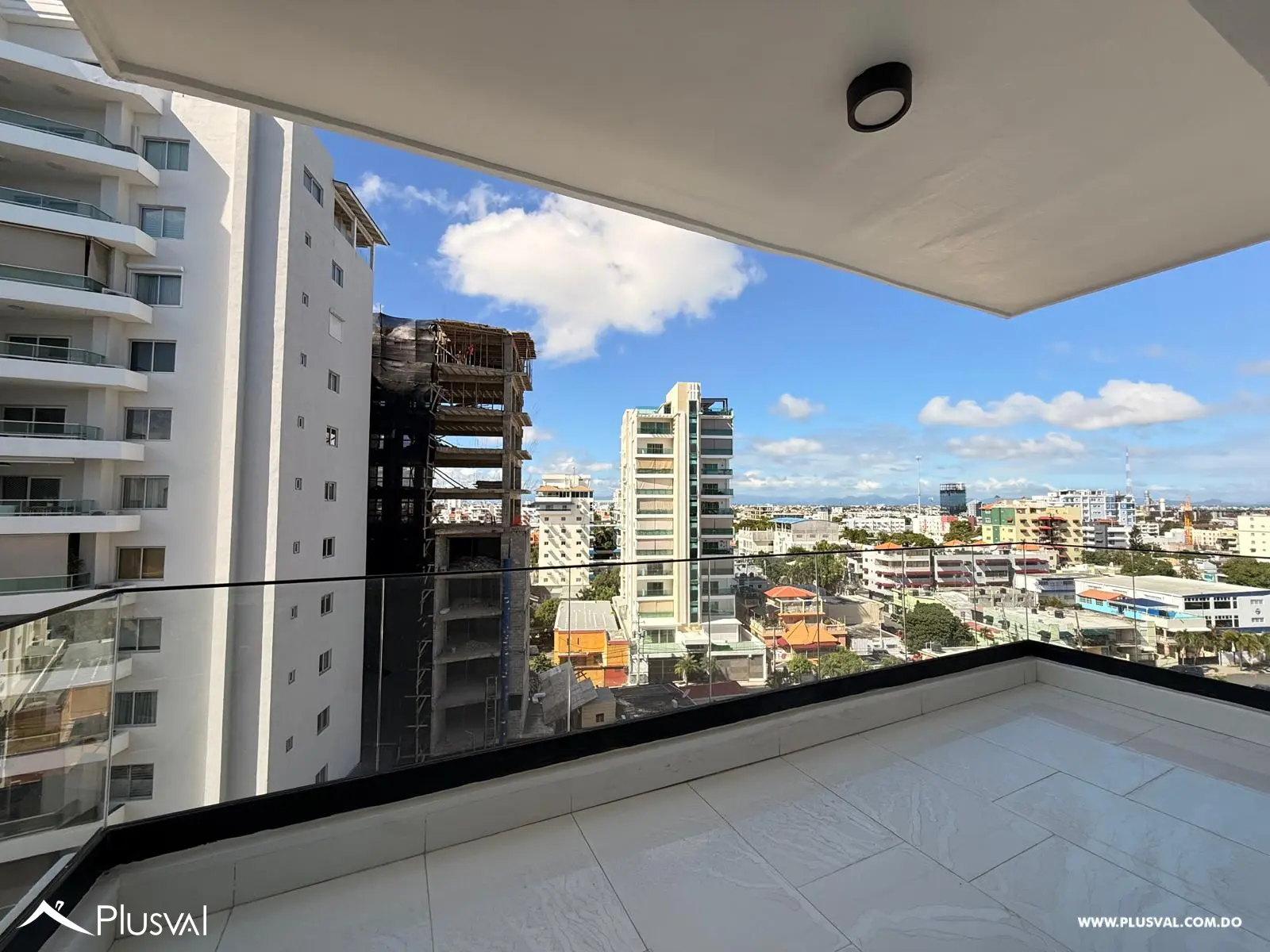 Exclusivo apartamento con balcón tipo terraza en alquiler en Alma Rosa I 478748