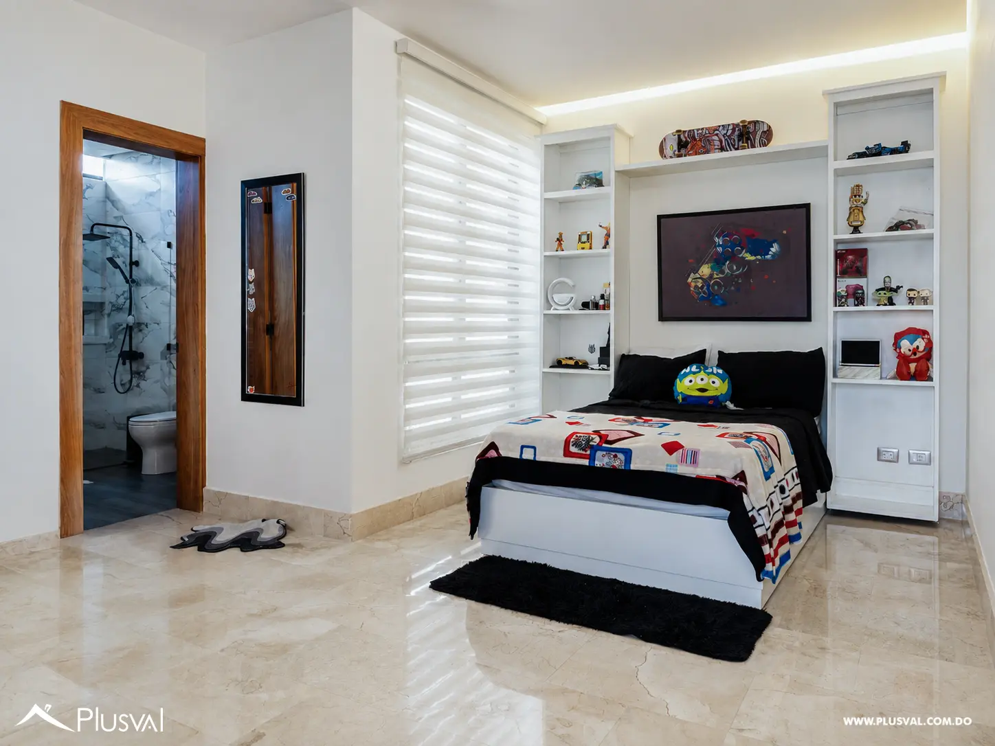 Lujosa Casa en Venta de Tres Niveles en Llanos de Gurabo 520398