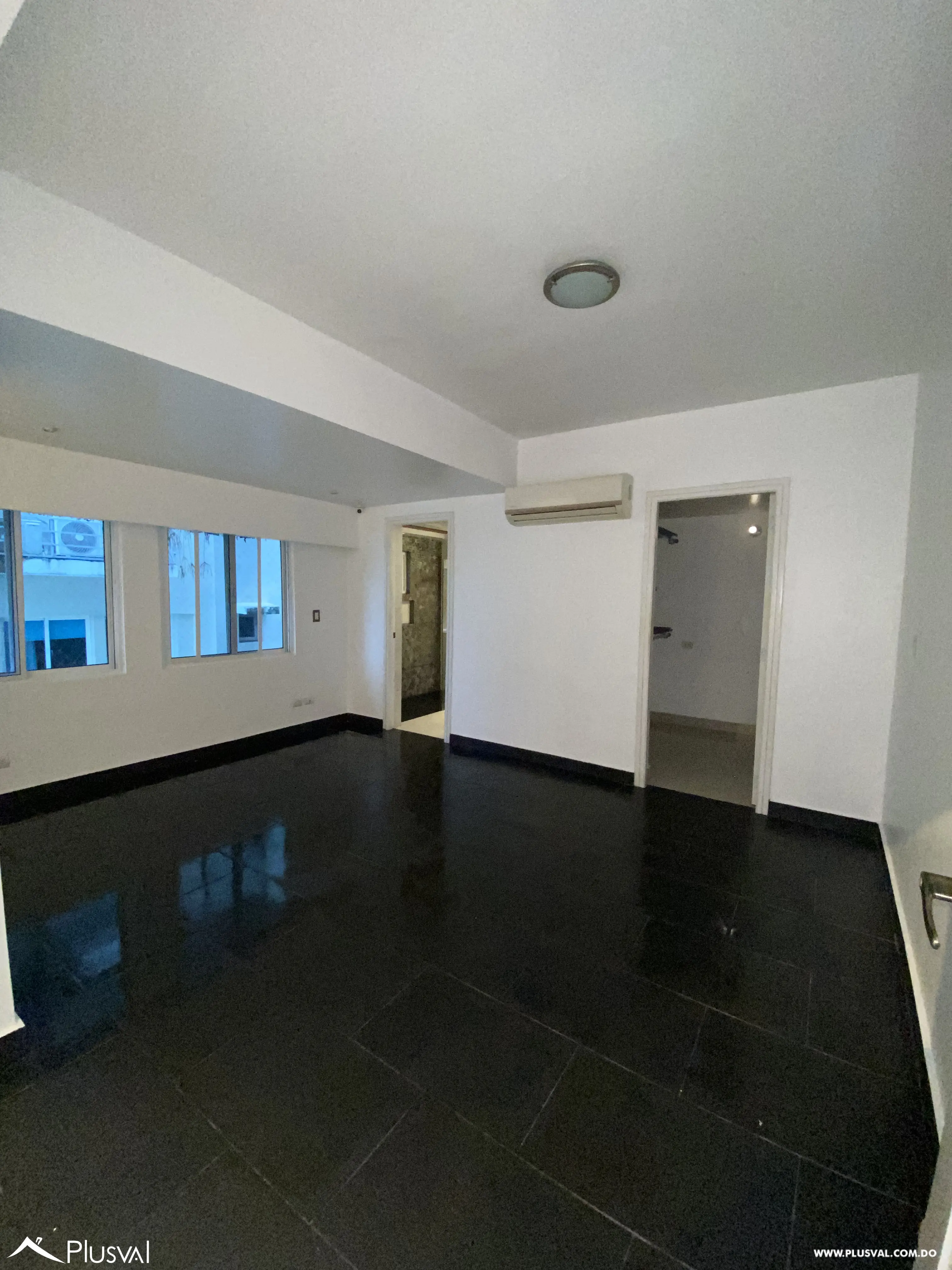 Se alquila amplio apartamento en Serralles. 469175