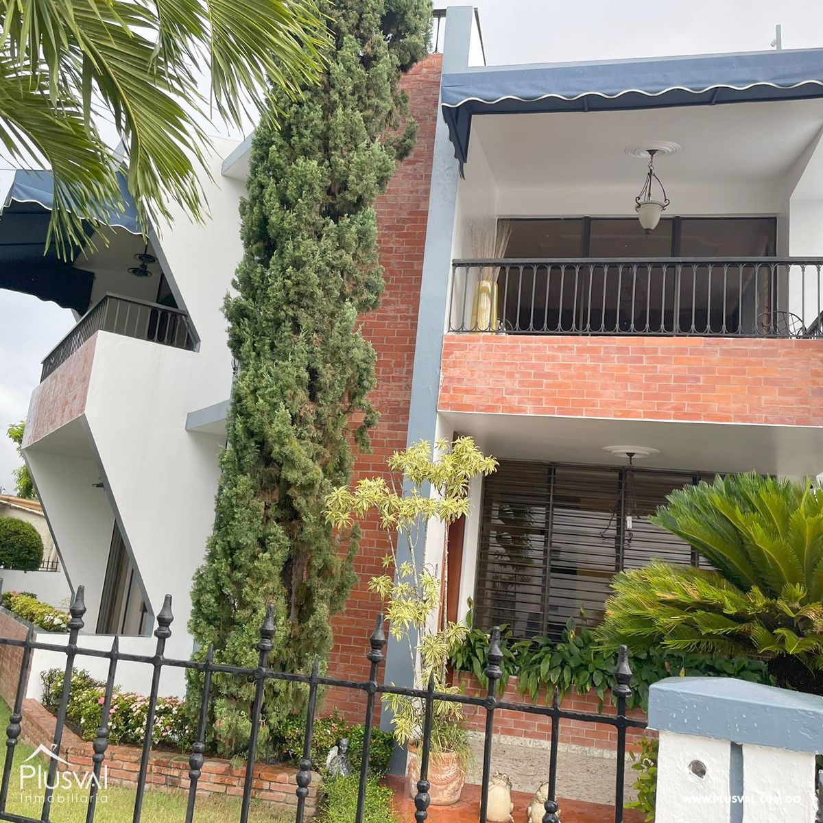 Hermosa casa con amplio patio, ubicada en zona privilegiada de Santiago. 290659