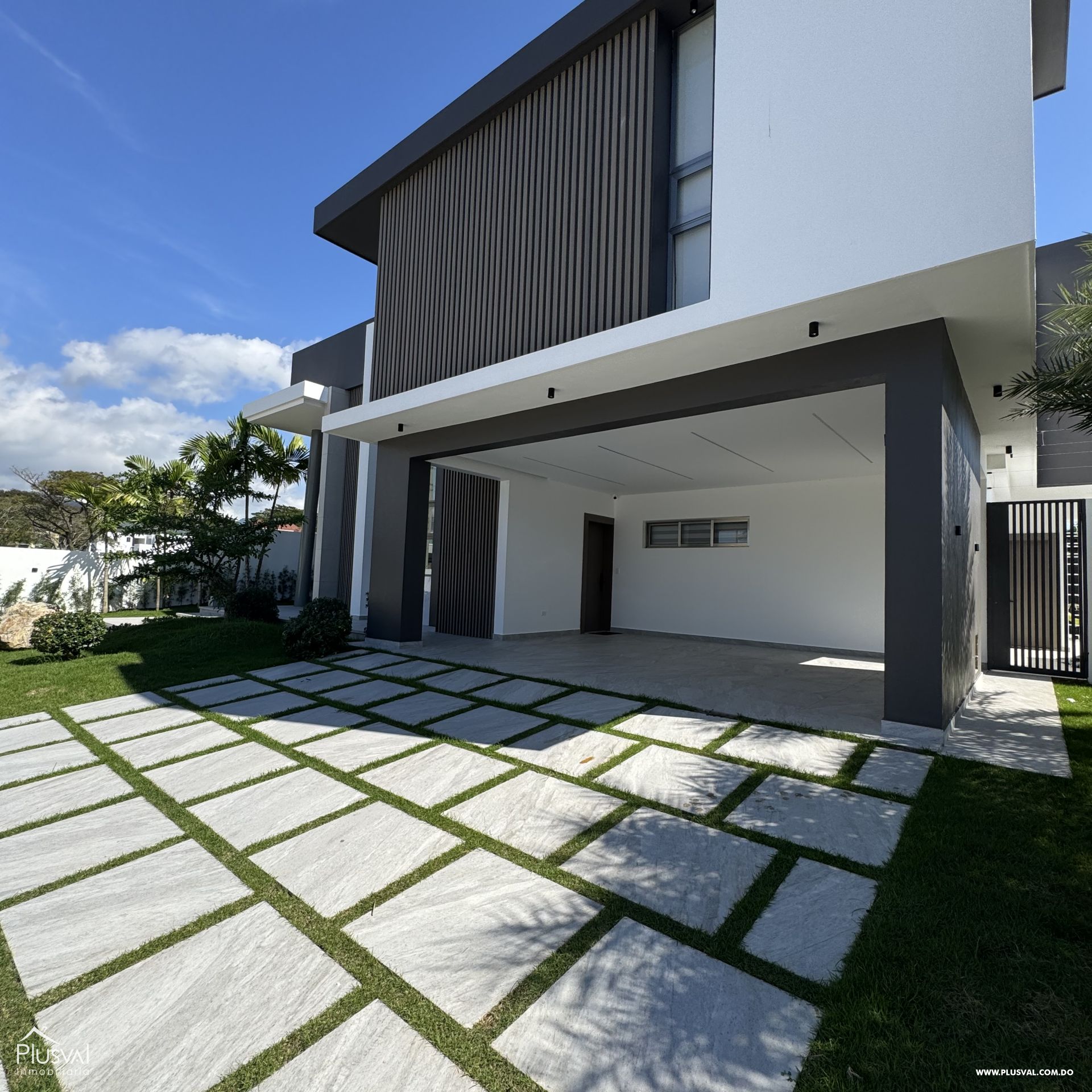 Vivienda de 2 niveles en Proyecto seguro de Santiago. 406892