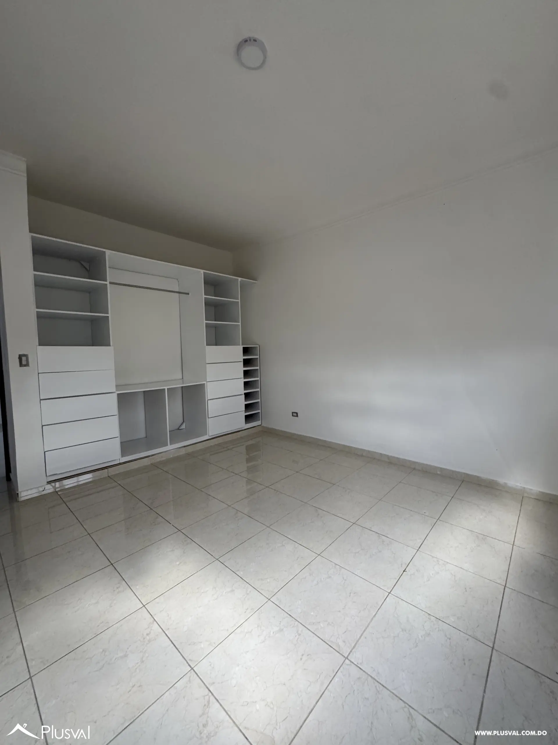 Casa de Dos Niveles en Alquiler en Exclusivo Complejo Habitacional Privado 528709