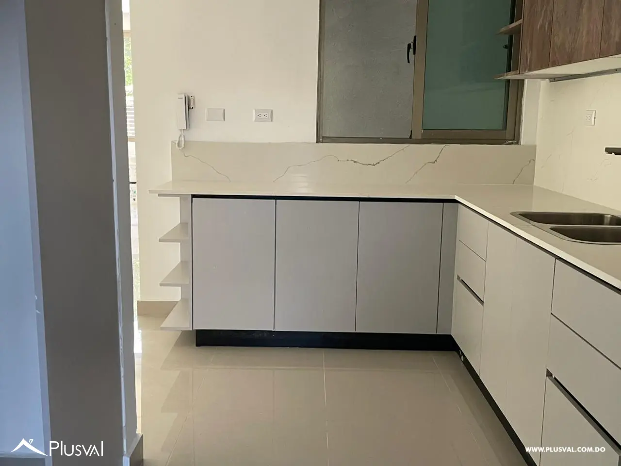 Apartamento en 1er Nivel con Tres Habitaciones y Family Room en La Vega 524720
