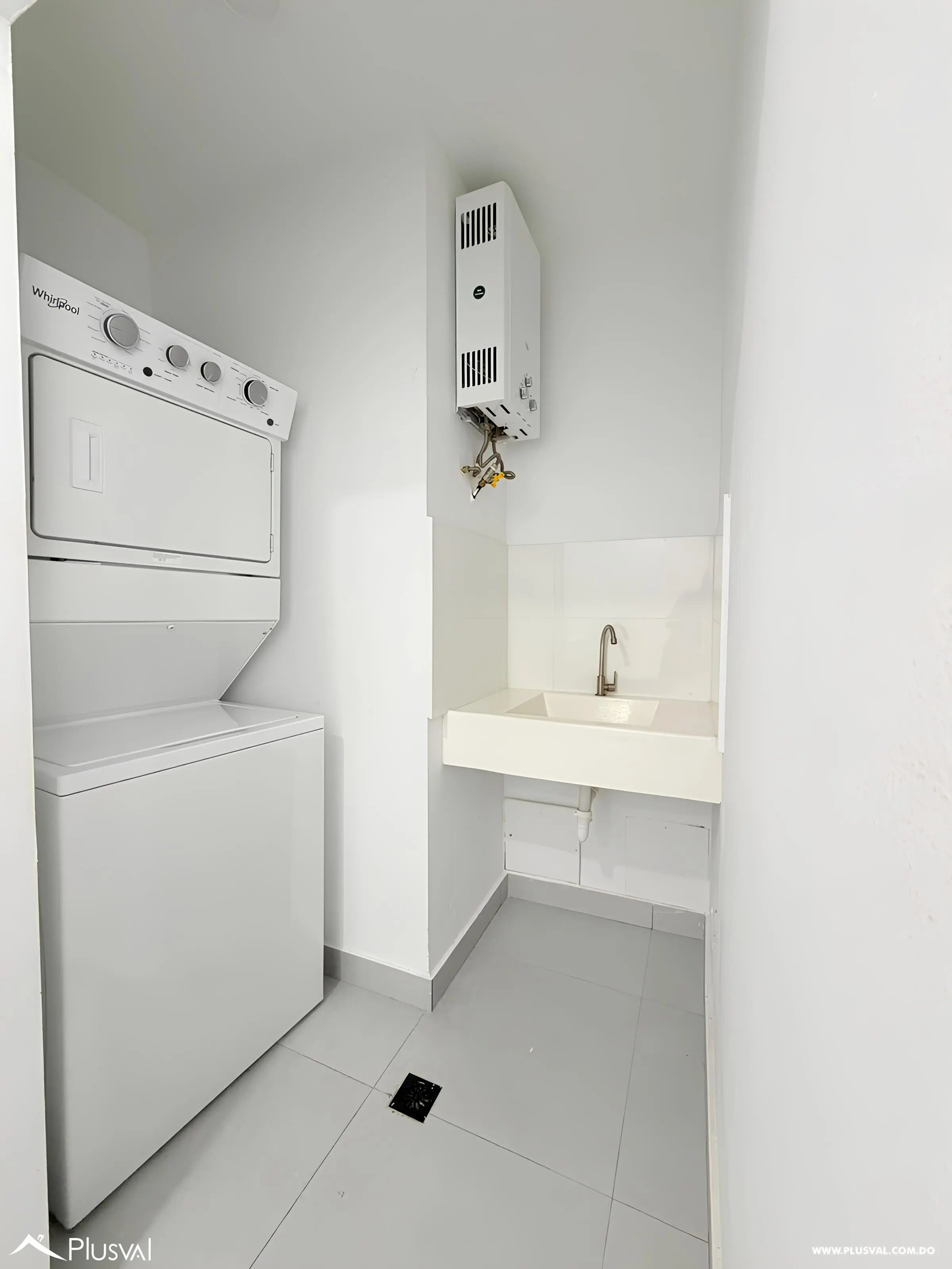 Se alquila Apartamento piso alto con LB completa 520863