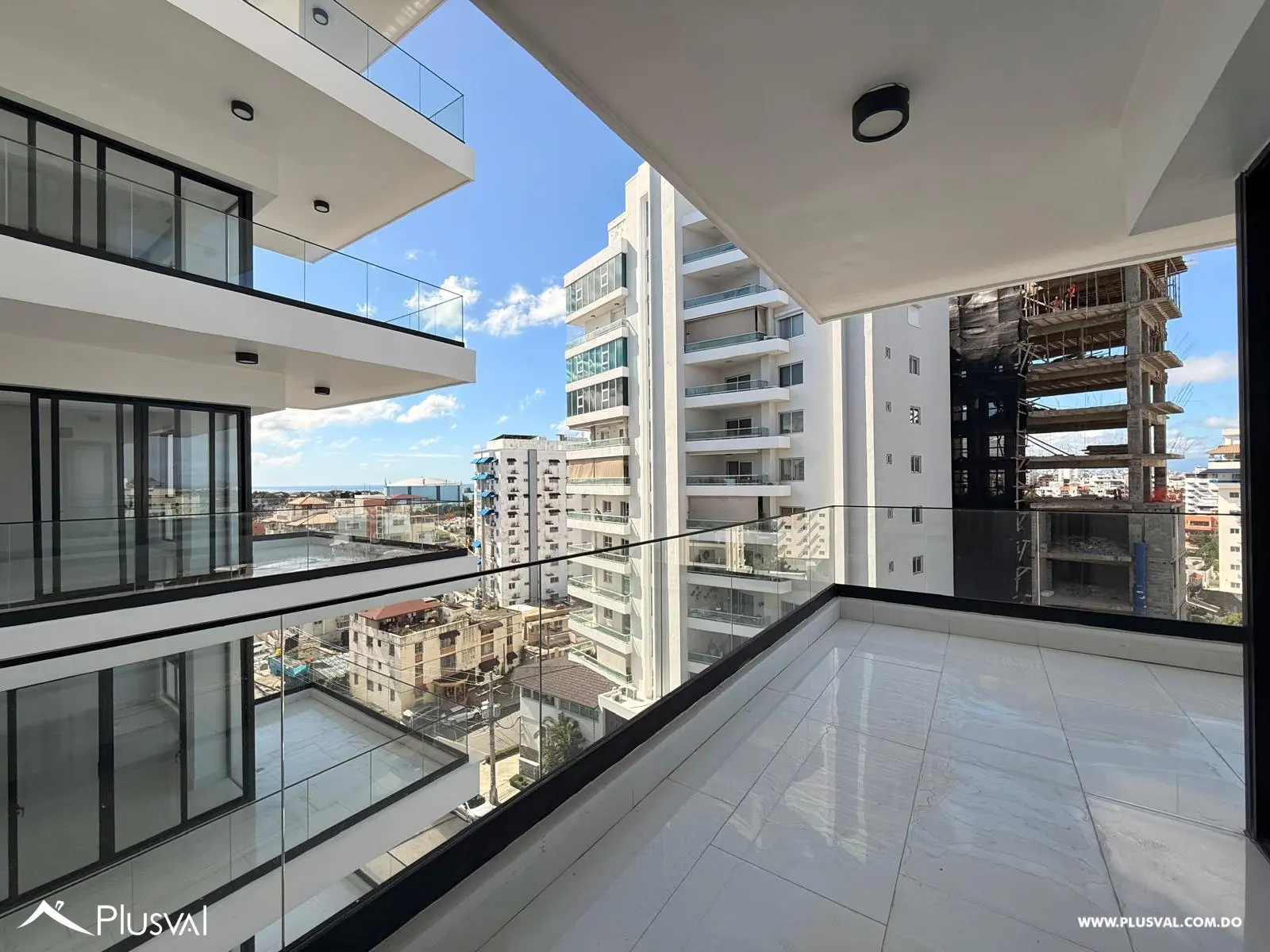 Exclusivo apartamento con balcón tipo terraza en alquiler en Alma Rosa I 478747