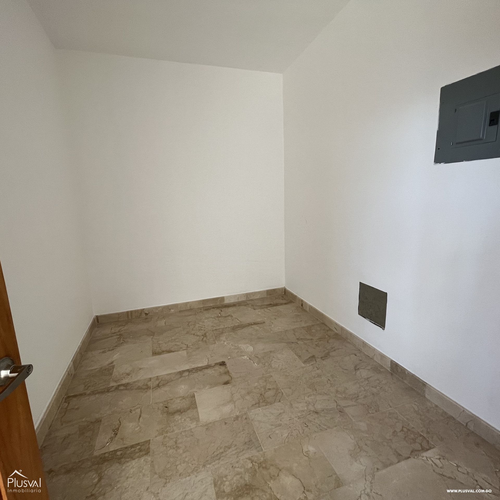 Venta de apartamento de 3 habitaciones en el sector de Evaristo Morales 293898