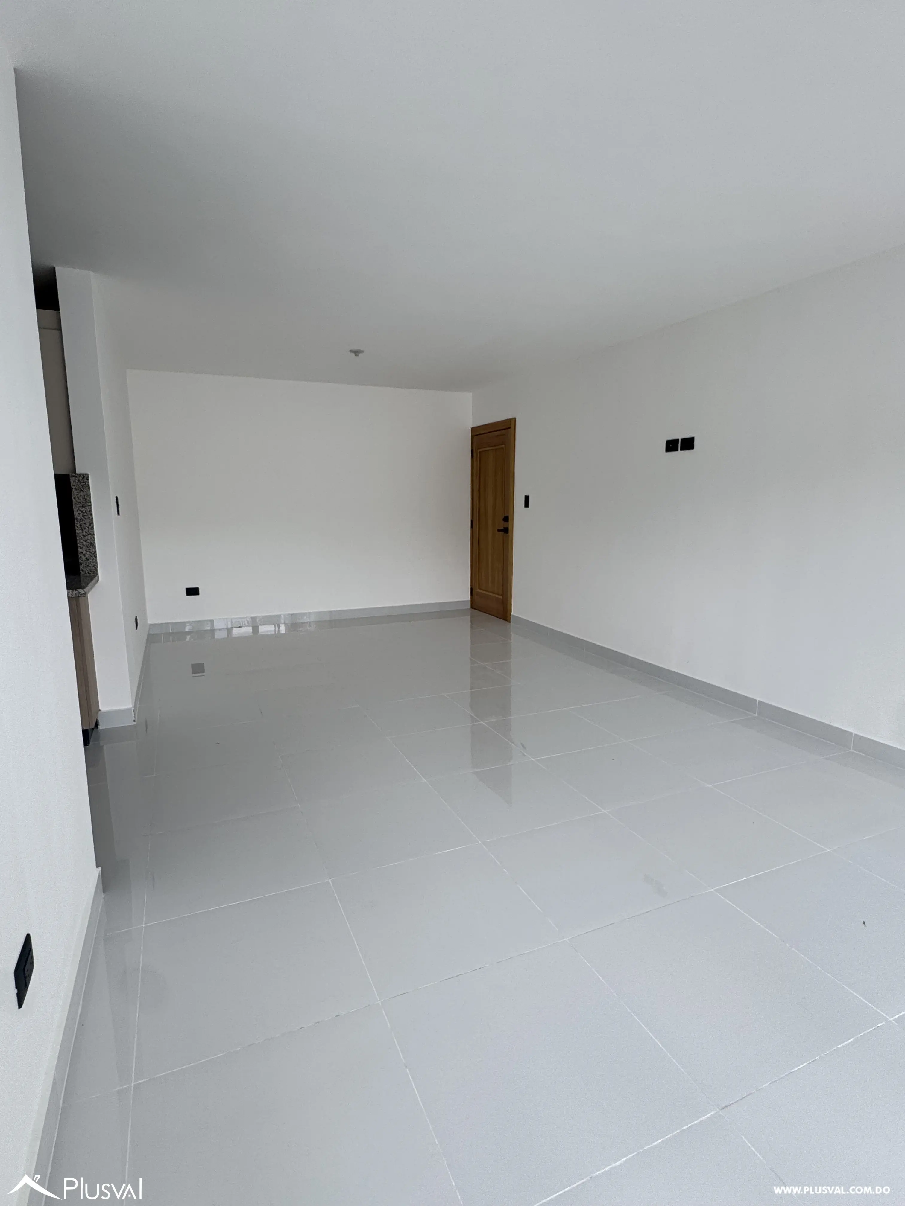 Alquila amplio apartamento en primer nivel con excelente distribución en  zona de mayor  proyección en Santiago. 478797