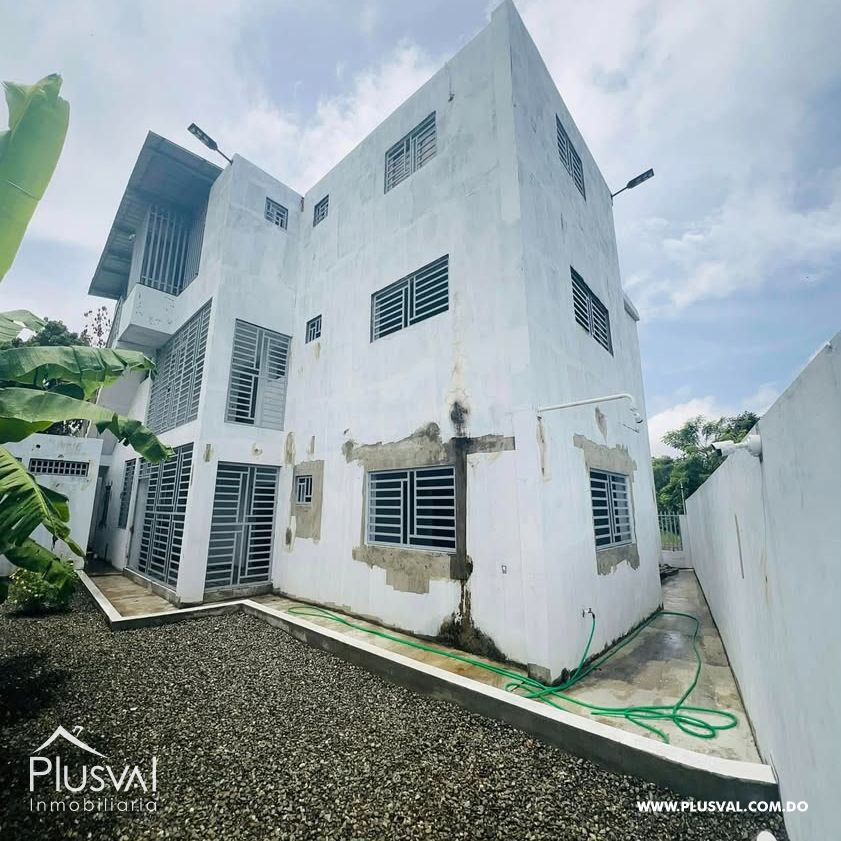 Casa familiar de 3 niveles con piscina en San Francisco de Macorís 436165
