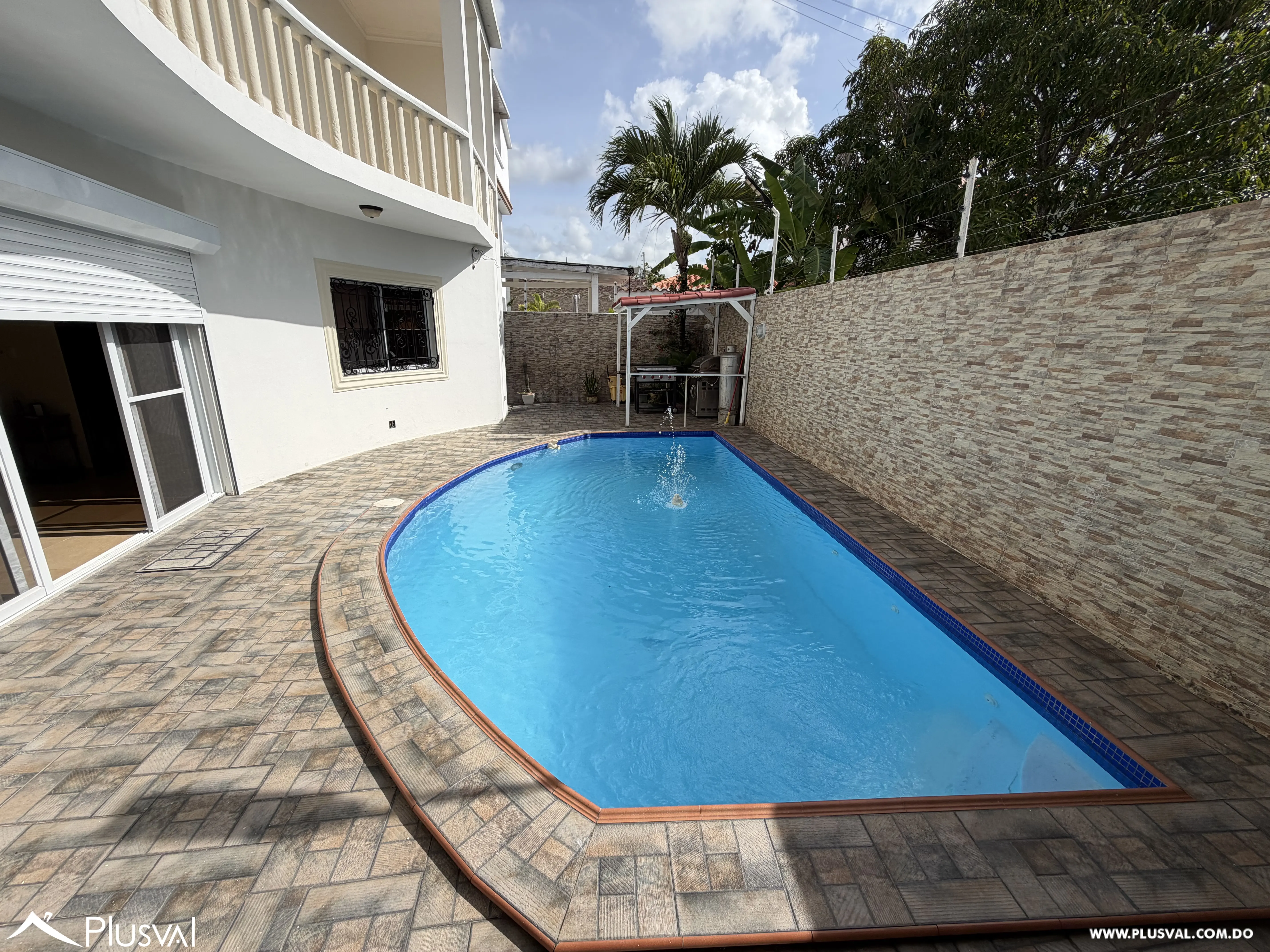 Casa de 3 Niveles con Piscina y Área Social en Juan Dolio 513156