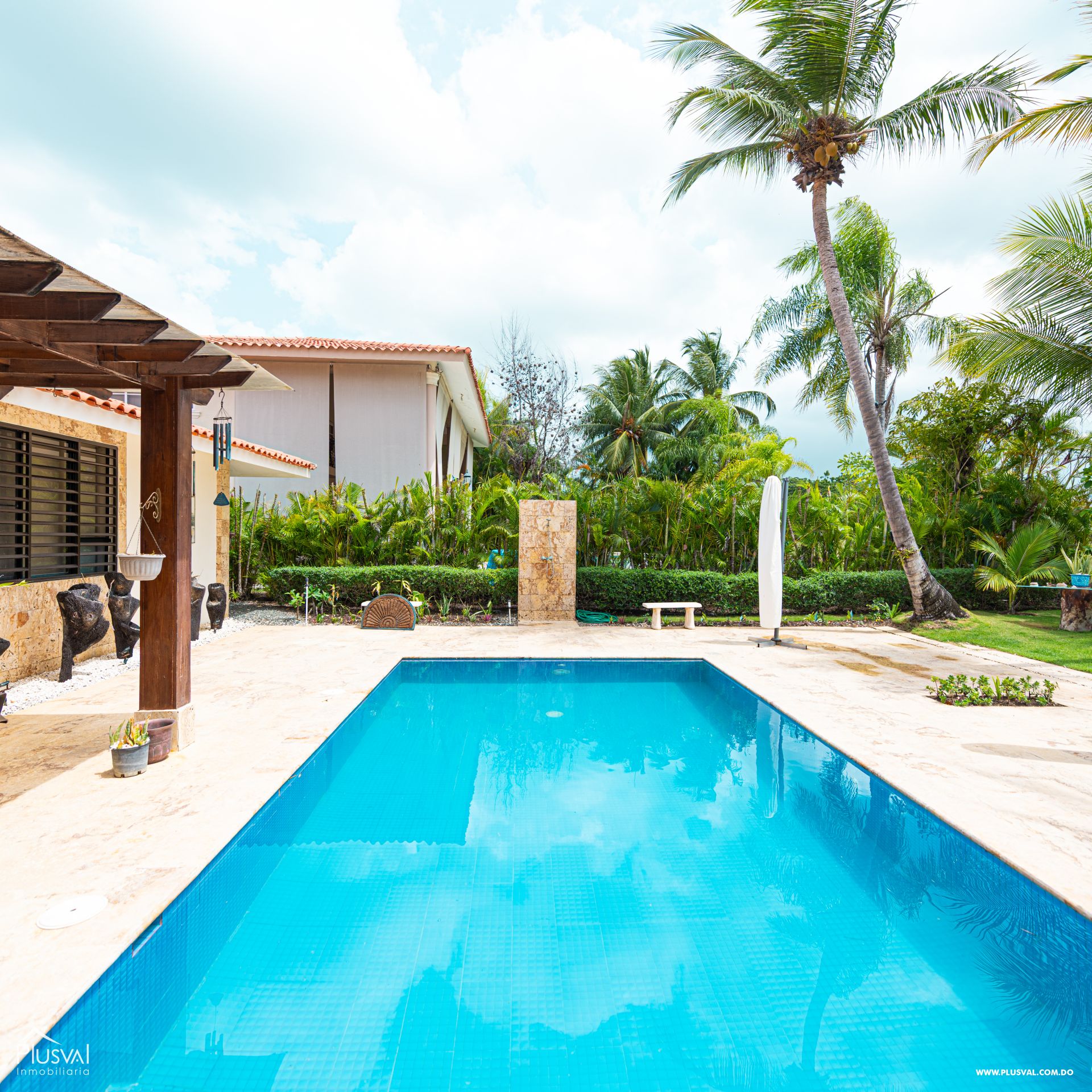 Villa en venta en metro Country Club con piscina privada y vista al campo de golf 456530
