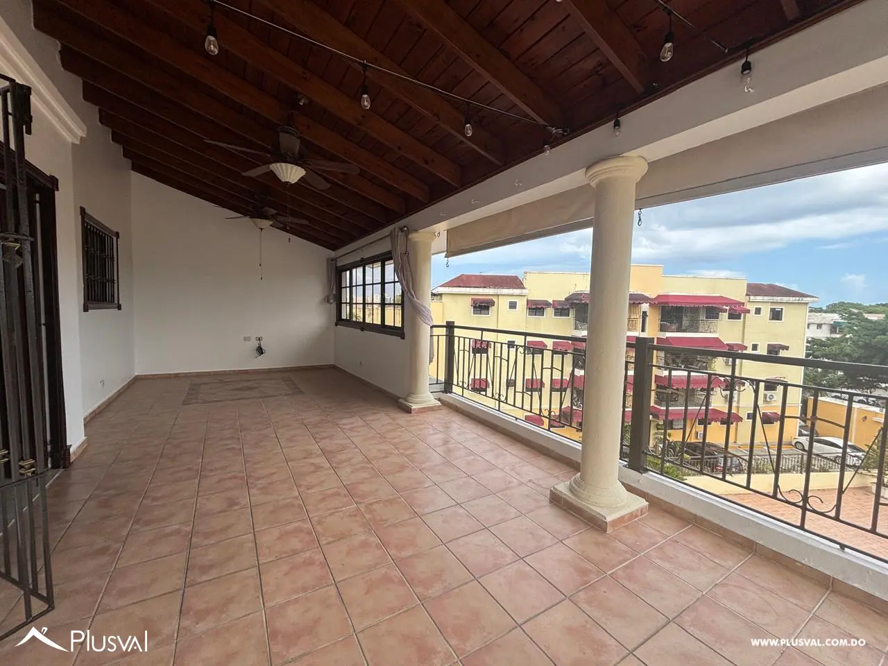 Amplio apartamento en alquiler, ubicado en Las Praderas. 526838