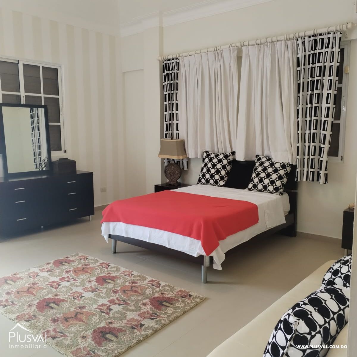 Villa en Guavaberry de dos niveles con vista hacia la piscina y campo de golf. 367967