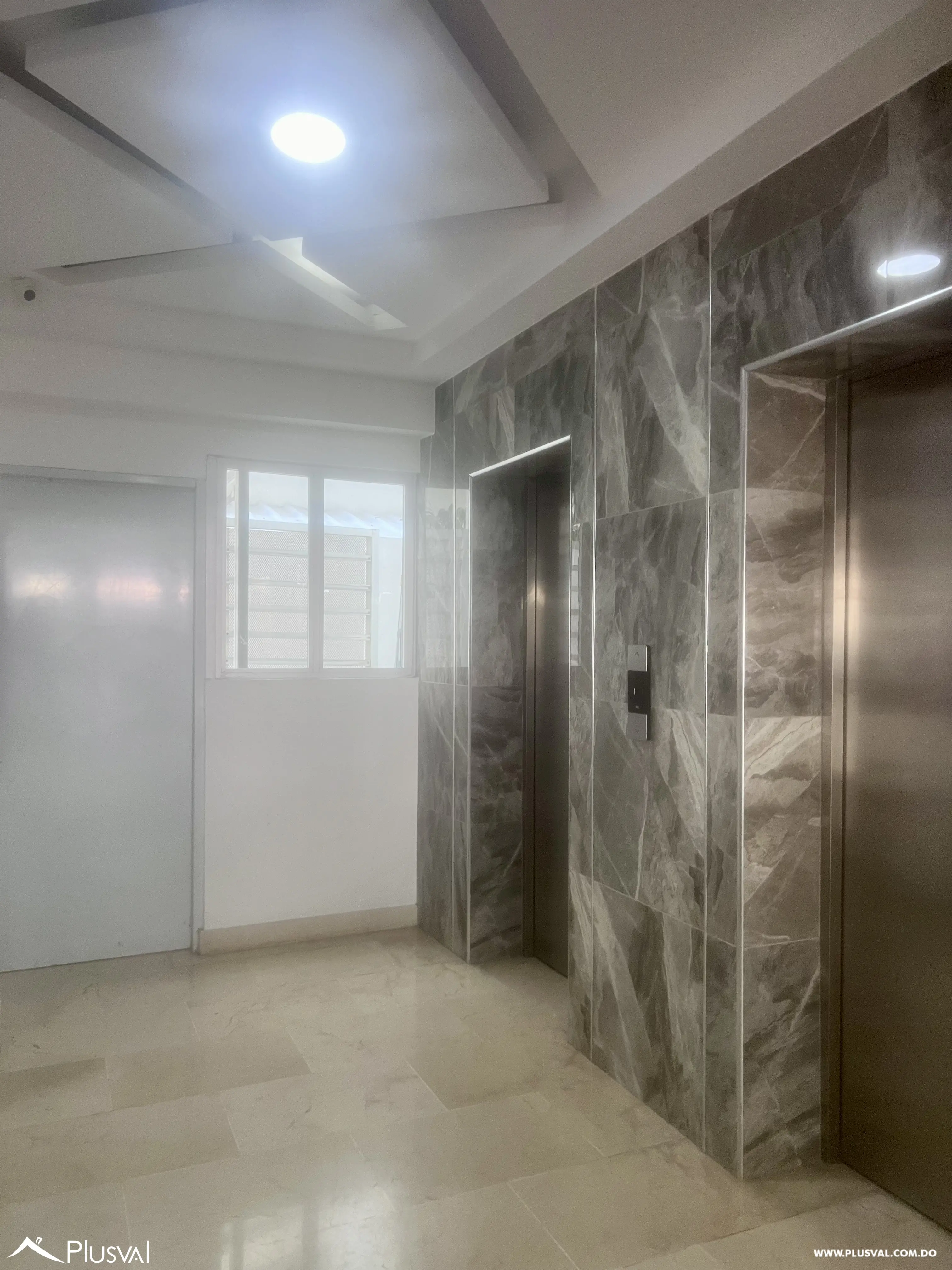 Alquiler con línea blanca incluida en Gazcue. 471302