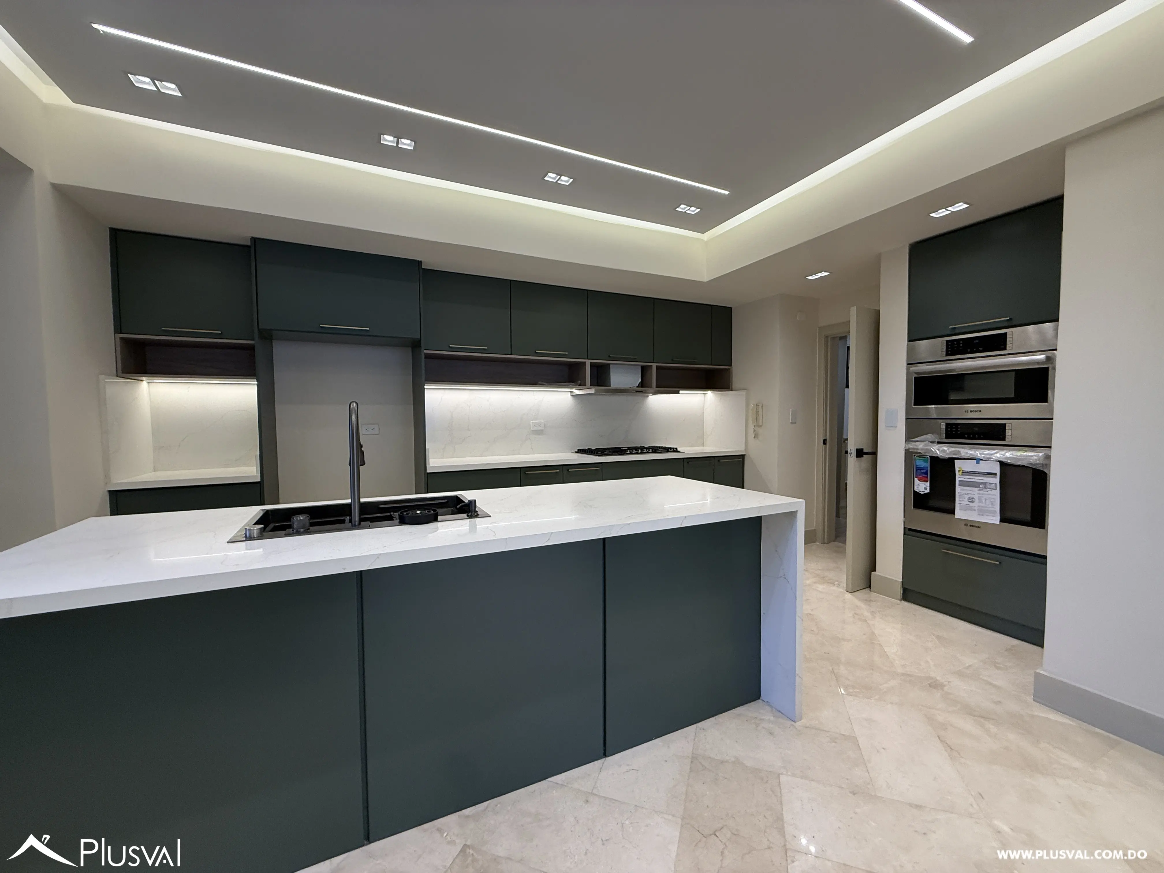 Apartamento familiar en Naco en venta con 3 parqueos y estudio 481201