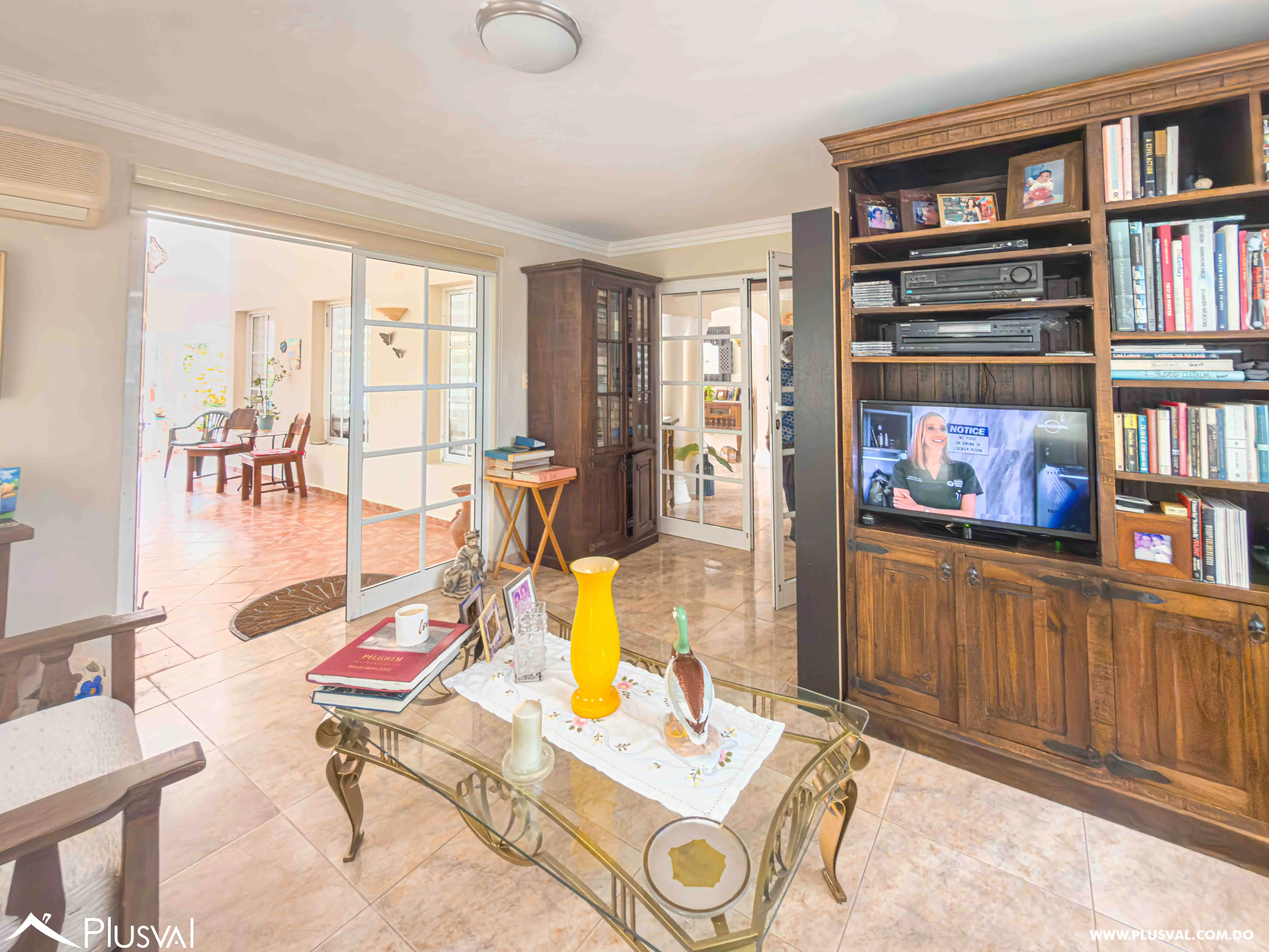 Villa en Venta en Juan Dolio con Piscina, Gazebo y Amplio Patio en Comunidad de Golf 496591