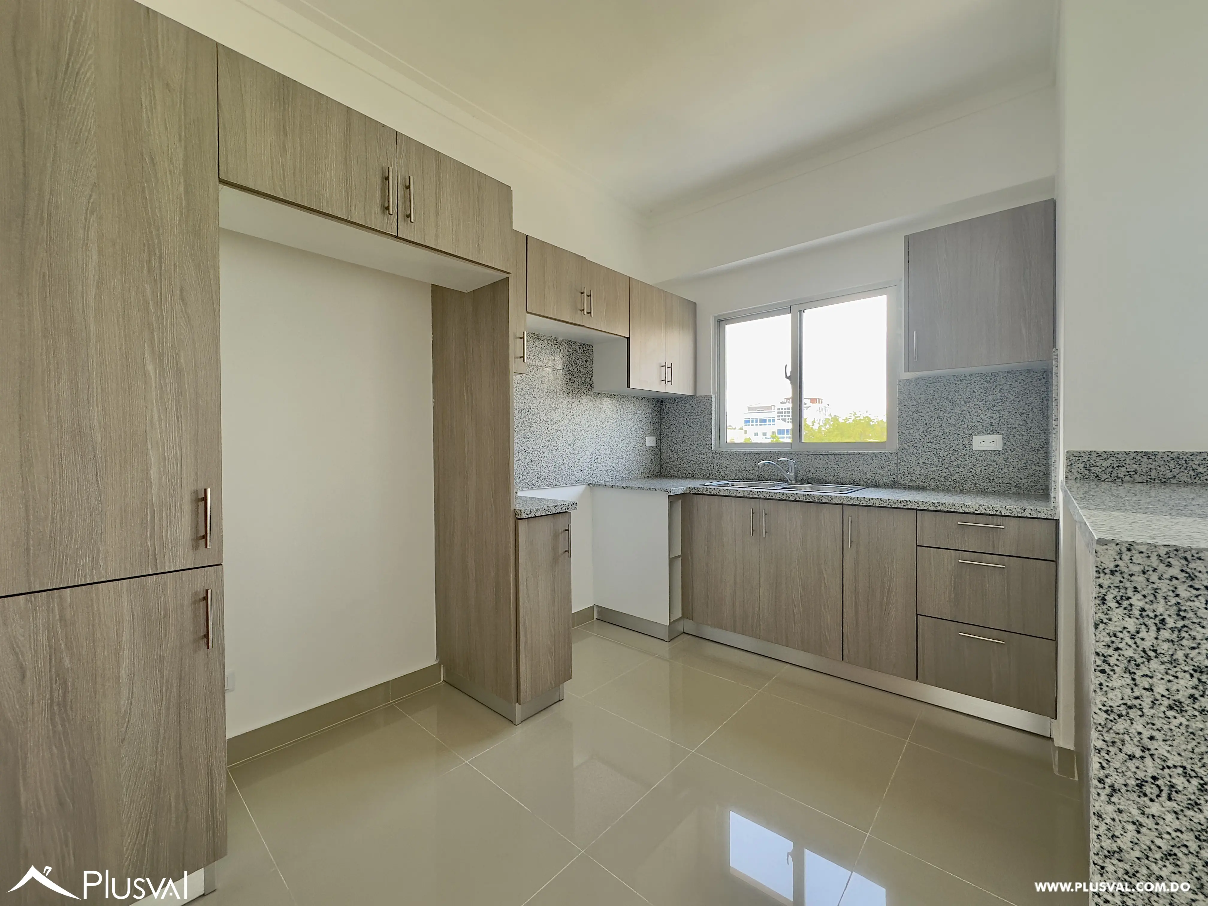 Apartamento en alquiler de 3 habitaciones en Urbanización Tropical 459785