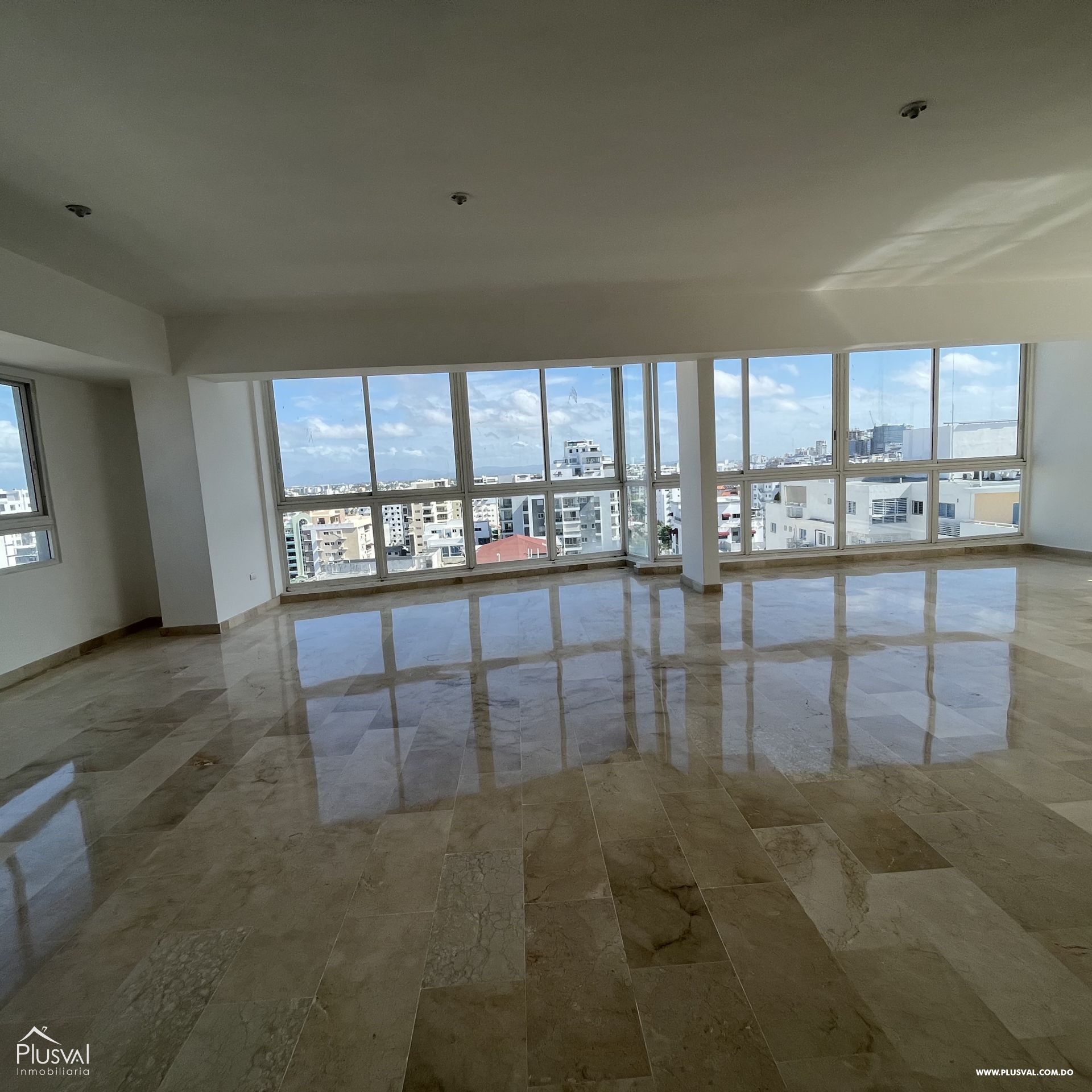 Venta de apartamento de 3 habitaciones en el sector de Evaristo Morales 293888