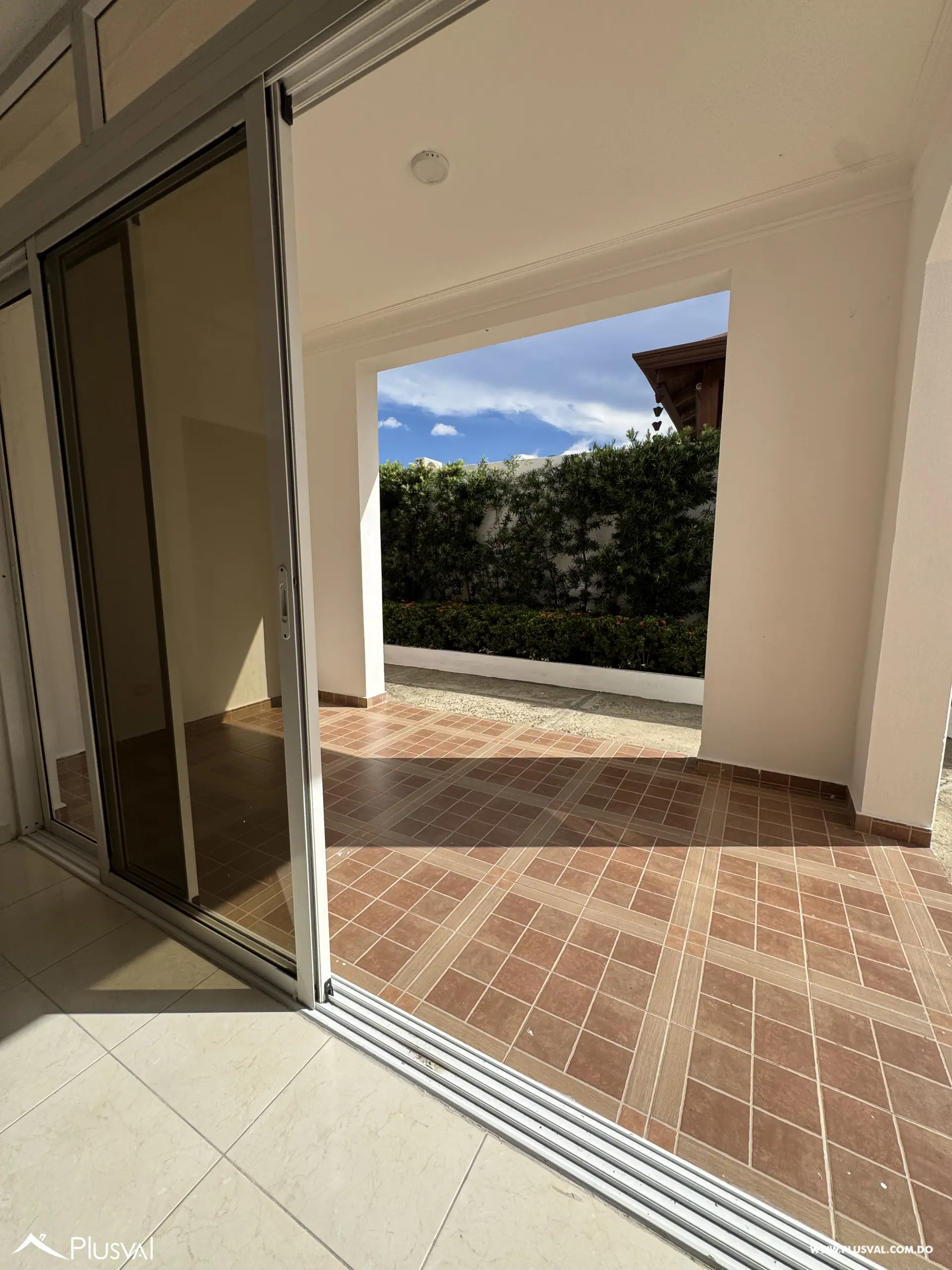 Casa de Dos Niveles en Alquiler en Exclusivo Complejo Habitacional Privado 528691